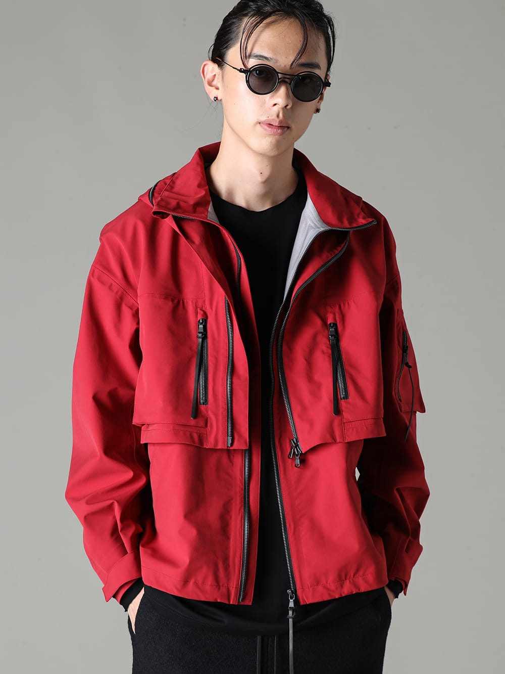 The Viridi-anne 23-24AW  - This season's tactical jackets come in a vivid RED color. - VI-3625-06-Red - Tactical Jacket Red - RG2001TVA - RIGARDS collaboration sunglasses - CSC-TC833-Black - Long sleeve 80/3 jersey Black 2-008