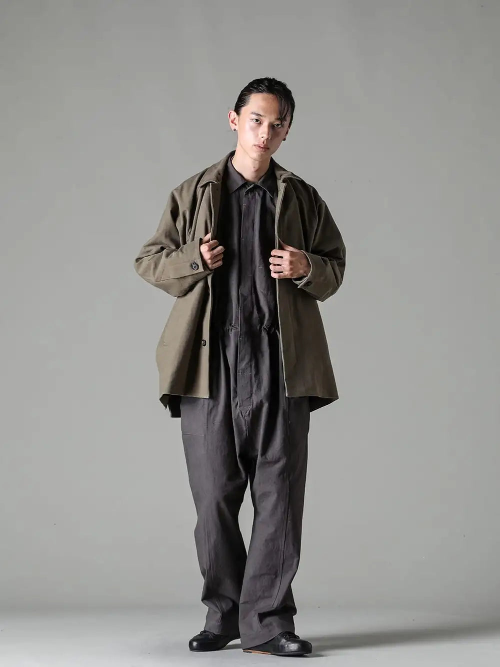 O PROJECT 23-24AW(秋冬) - ウエストドローコードを使用してウエスト周りのシルエットにメリハリをプラス - O16CT2-Khaki-ショートマックコート コットンモールスキン カーキ - O16JS1-Eggplant Grey-ジャンプスーツ デンスドビークロス エッグプラント グレー - Handsewn-Classic-Lo-ハンドソーン クラシック ロー 3-006