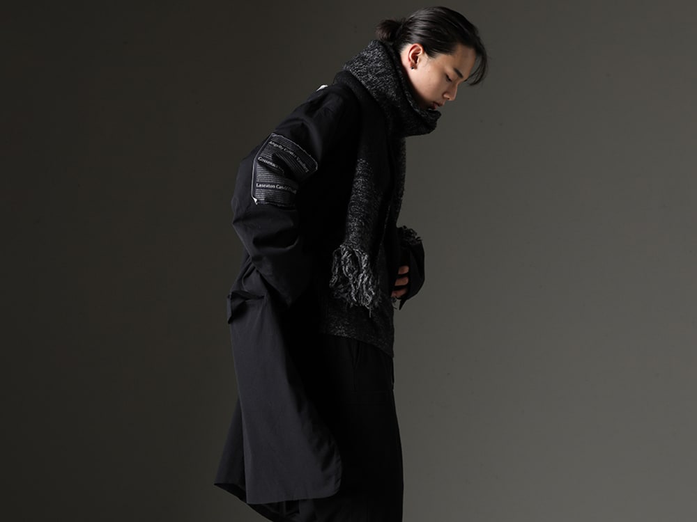 nude:masahiko maruyama / The Viridi-anne 2023-24AW - nude:masahiko maruyama's long jacket that can be enjoyed in two ways - DS-255(Oversized Long Jacket w/Printed Patches) VI-3678-09-Black(Grunge Muffler Black) - 2-002