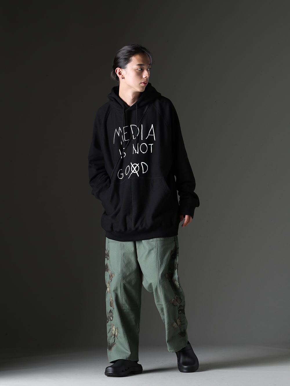 タカヒロミヤシタ ザソロイスト / ラミダス / インク / ウーフォス 2023-24AW スタイリング - A Casual Style Perfect for a Relaxed Autumn Look - Casual Look with Relaxed Silhouettes - soc.0017(オーバーサイズ フーディー media is not go⨂d. type 2) b008030(RAMIDUS 2WAY トートバッグ M) ink23-11(バタフライ パンツ) OOcloog(ウークルッグ) - 1-001