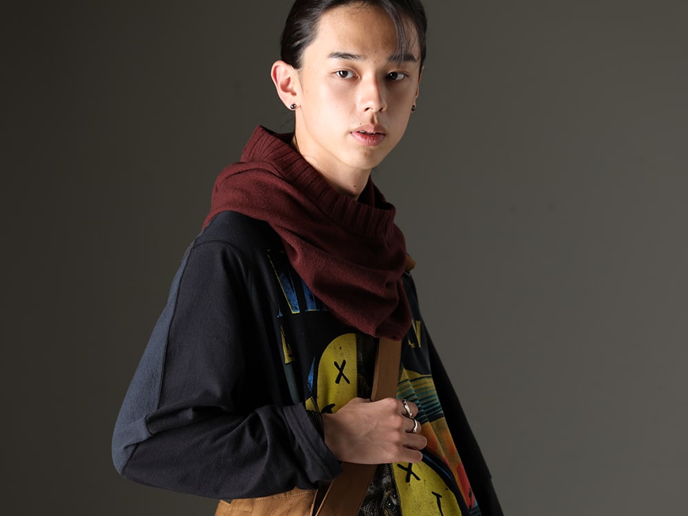 インク / タカヒロミヤシタ ザソロイスト 2023-24AW - バンドTシャツのリメイクで作り上げられた、ユーモアのある1着 - ink23AW-09-L1(クラック バンド ロングスリーブTシャツ - L1) sk.0014bAW23-Bordeaux(ラム ウール ヒュージ バラクラバ ボルドー) sa.0063AW23(ボーン シェイプド ビクトリー リング) sa.0062AW23(ボーン シェイプド バンド リング) - 2-005