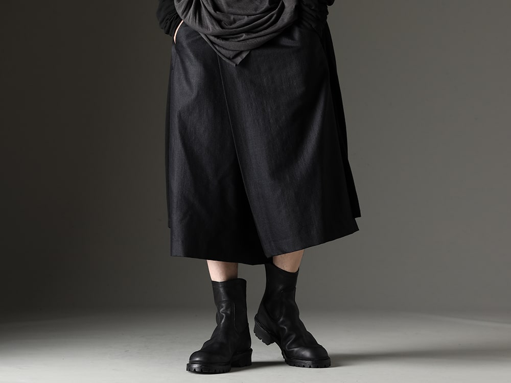 Julius 2023-24AW - Cropped pants made of a skirt-like wool/nylon blend - 839PAM2(Wool/Nylon Serge Wide Pants) 839FWM1(Leather Boots) - 3-001