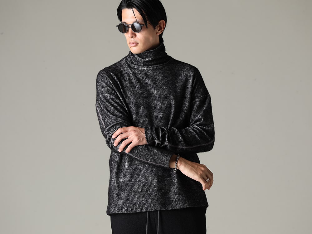 The Viridi-anne / RIGARDS / WERKSTATT:MÜNCHEN 2023-24AW - Elevating Simple and Versatile Pieces with Accessories - VI-3666-01(Cotton/Wool Jersey Turtle-Neck T-Shirt) RG2001TVA-Black-Black-D.Gray(RIGARDS collaboration sunglasses - RG2001TVA Black / Black / D.Gray) M2650(Bracelet Fine Curb Chain) M1726(Ring Flat Crossed) - 2-001