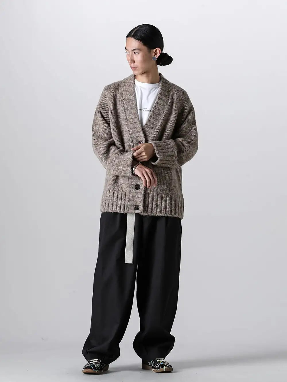 Maison Margiela - 23-24AW Styling - 画像の詳細(スタイリング全体の詳細) Low-gauge knit cardigan from Margiela that can be used as a light outerwear for early autumn - SI0GP0004-Anthracite - ニットセーター Anthracite - S30GC0701-White-Black-Embroidery - リバース ロゴ Tシャツ ホワイト / ブラック エンブロイダリー - IH-23FW-P026-IM-Black - ボリュームパンツ ウィズ リネンミックスベルト ブラック - S57WS0240-Black - レプリカ ペインター スニーカー Black - SI8UY0004 - ID ブレスレット 1-001