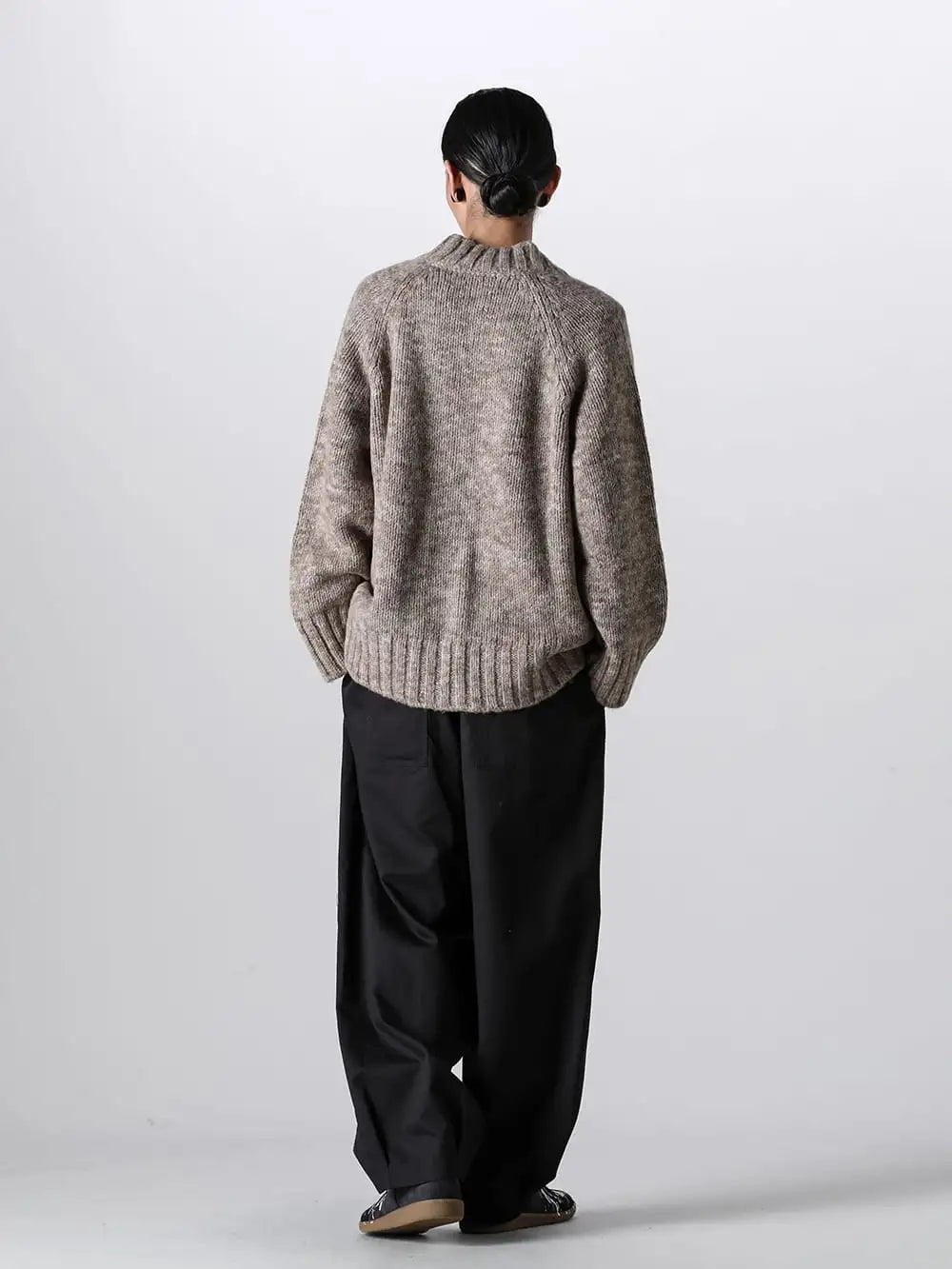 Maison Margiela - メゾン マルジェラ 23-24AW スタイリング - 秋先のライトアウターとして活躍するMargielaのローゲージニットカーディガン - SI0GP0004-Anthracite - ニットセーター Anthracite - IH-23FW-P026-IM-Black - ボリュームパンツ ウィズ リネンミックスベルト ブラック - S57WS0240-Black - レプリカ ペインター スニーカー Black 1-003