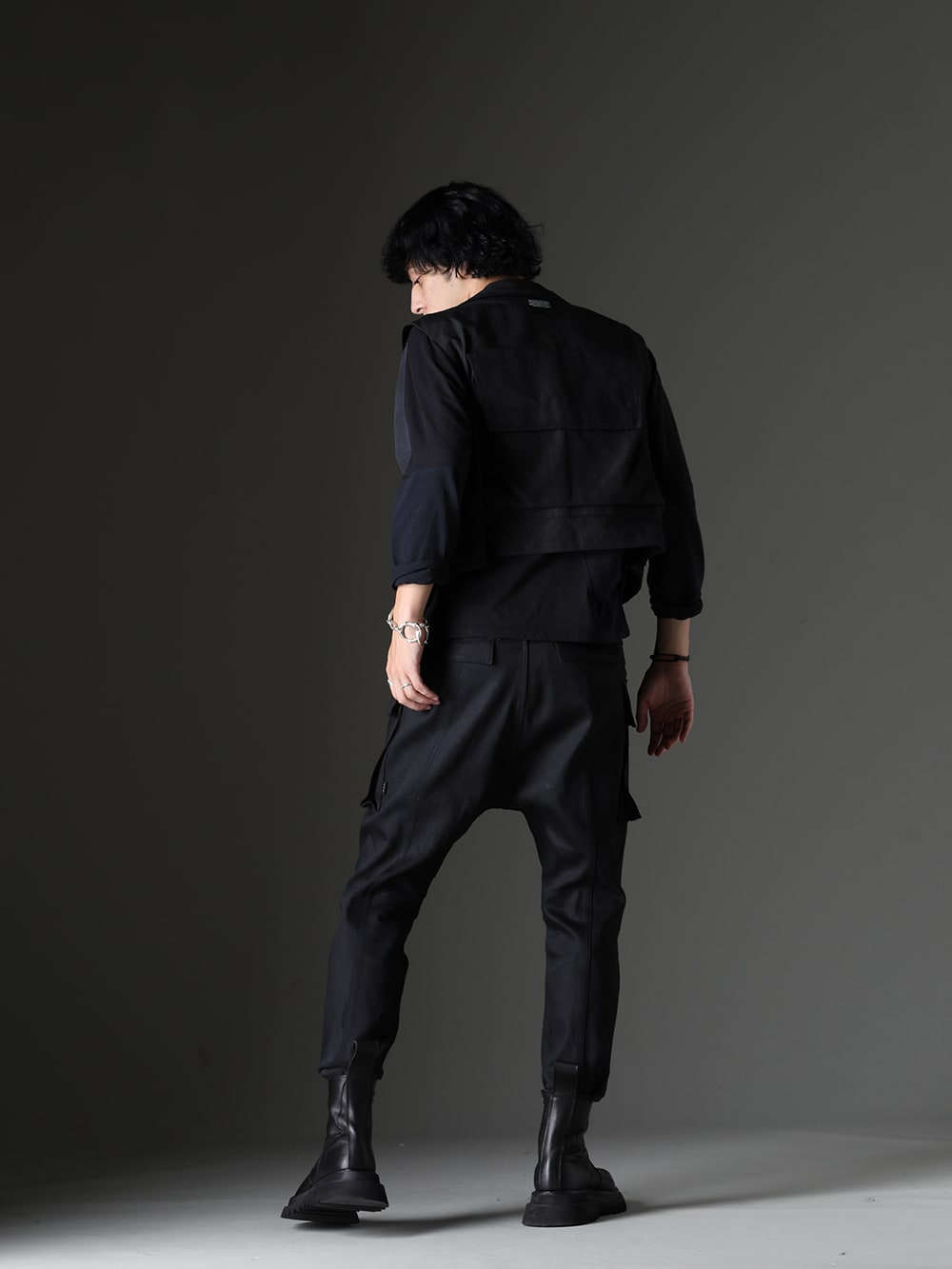 JULIUS / ink / TAKAHIROMIYASHITATheSoloist. / The Viridi-anne 2023-24AW styling - Military-Inspired Coordination - 827VEM2(Nylon/Cotton Grosgrain Cargo Vest) ink23AW-09-M3(Crack Band L/S T-shirt - M3) sa.0045AW23-Black(bone clip caff-S- Black) sa.0037SS23-Silver(bone shaped carabiner bracelet.-L- Silver) sa.0063AW23(bone shaped victory ring) sa.0062AW23(bone shaped band ring) VI-3643-04(Black Denim Cargo Pants) 807FWM2(Cow Skin Side Zip Boots) - 1-003