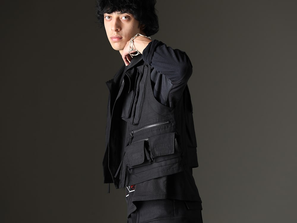 JULIUS / ink / TAKAHIROMIYASHITATheSoloist. 2023-24AW - Multi-Functional Vest for Year-Round Wear - 827VEM2(Nylon/Cotton Grosgrain Cargo Vest) ink23AW-09-M3(Crack Band L/S T-shirt - M3) sa.0037SS23-Silver(bone shaped carabiner bracelet.-L- Silver) - 2-003