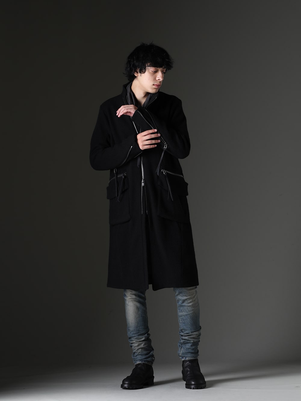 D.HYGEN / Julius / BORIS BIDJAN SABERI 2023-24AW Styling- Harris Tweed High-Neck Coat Styling- Winter Style with High Neck Coat and Denim Pants - ST106-0323A(Harris Tweed Washer High-Neck Coat) 839CUM3-Dark Gray(Cowl Neck Long sleeve Cutsewn Dark Gray) P13.-TF FKU10002 839FWM1(Leather Boots) - 1-001