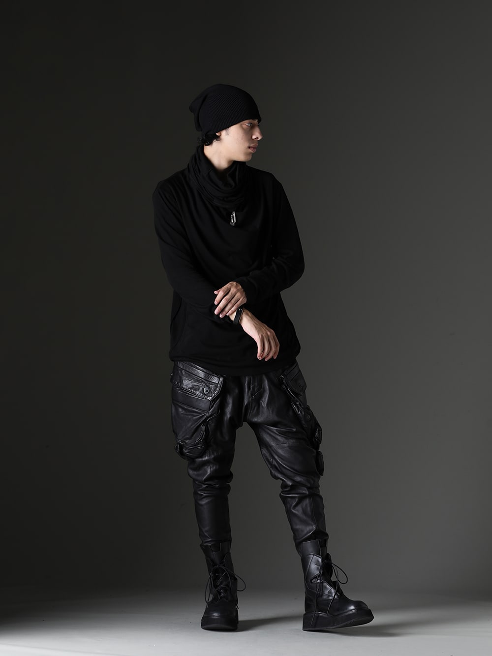 JULIUS / WERKSTATT:MÜNCHEN 2023-24AW styling - Elegant and fashionable black style. - The main styling is based on dark colors and a sense of luxury, creating a dark mode atmosphere - 839CUM3-Black(Cowl Neck Long sleeve Cutsewn Black) 837ACU5(Knit Cap) M3874(Necklace Tape Tag) M2122(Bracelet tube frame) 839PAM5(Lamb Leather Gas Mask Cargo Pants) 827FWM1(Cow Skin Lace Up Boots) - 1-001