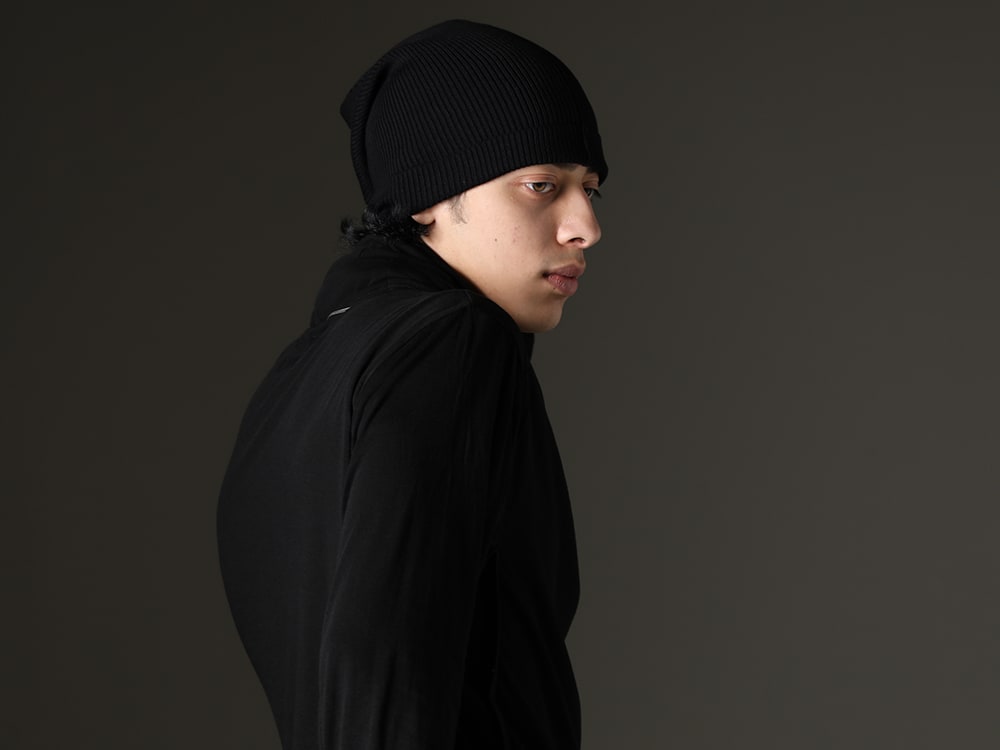 JULIUS 2023-24AW - Dark and elegant combination by JULIUS and WERKSTATT:MÜNCHEN. - 839CUM3-Black(Cowl Neck Long sleeve Cutsewn Black) 837ACU5(Knit Cap) - 2-007