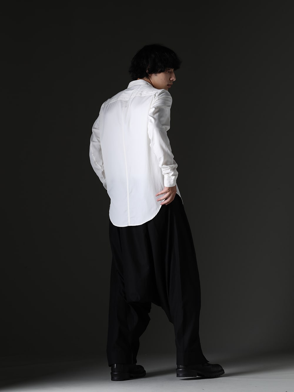 Julius 2023-24AW Styling - Simple shirt styling with A-line silhouette- 839SHM2-Off White(Regular Color Shirt Off White) 837PAM14(Viscose/Cotton Cinz Cloth Wide Sarrouel Pants) 839FWM1(Leather Boots) - 1-004