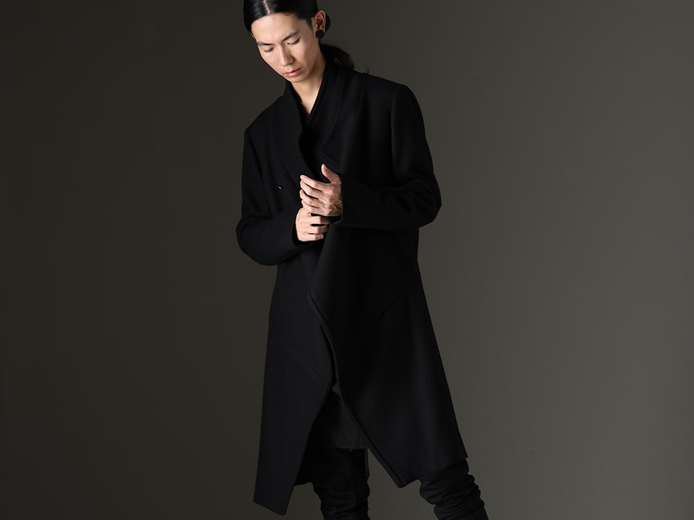 JULIUS 2023-24AW - A Mid-Length Coat Balancing Luxury and Functionality - 839COM1(Wool/Cashimere Kersey Melton Coat) 839SHM3(Cowl Neck Shirt) - 2-001