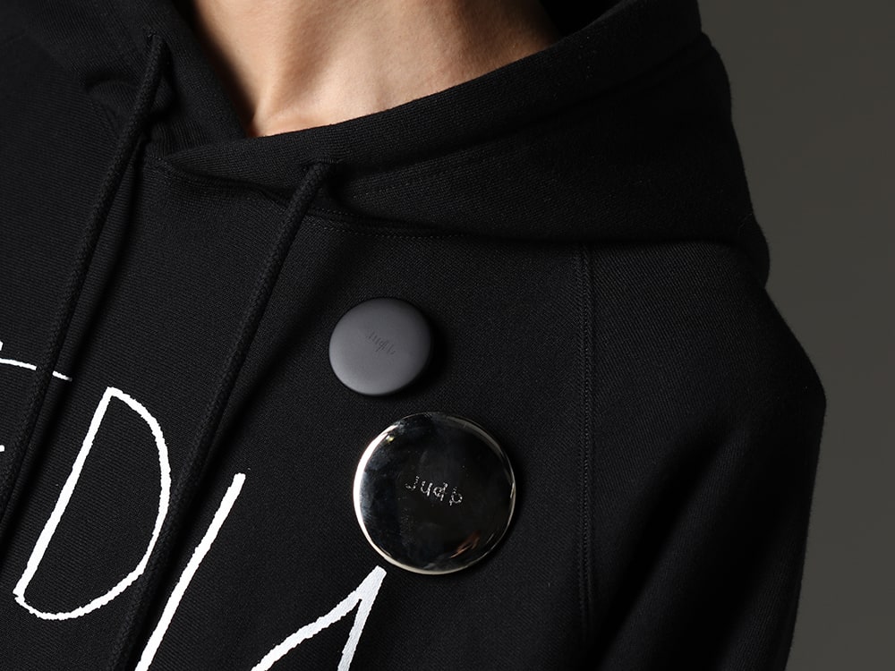 TAKAHIROMIYASHITATheSoloist. 2023-24AW - The hoodie with a loose silhouette creates a street feel. - soc.0017(Oversized hoodie (media is not go⨂d. type 2)) sa.0049SS23-Black(judb metal badge. small Black) sa.0050SS23-Silver(judb metal badge. medium Silver) - 2-008