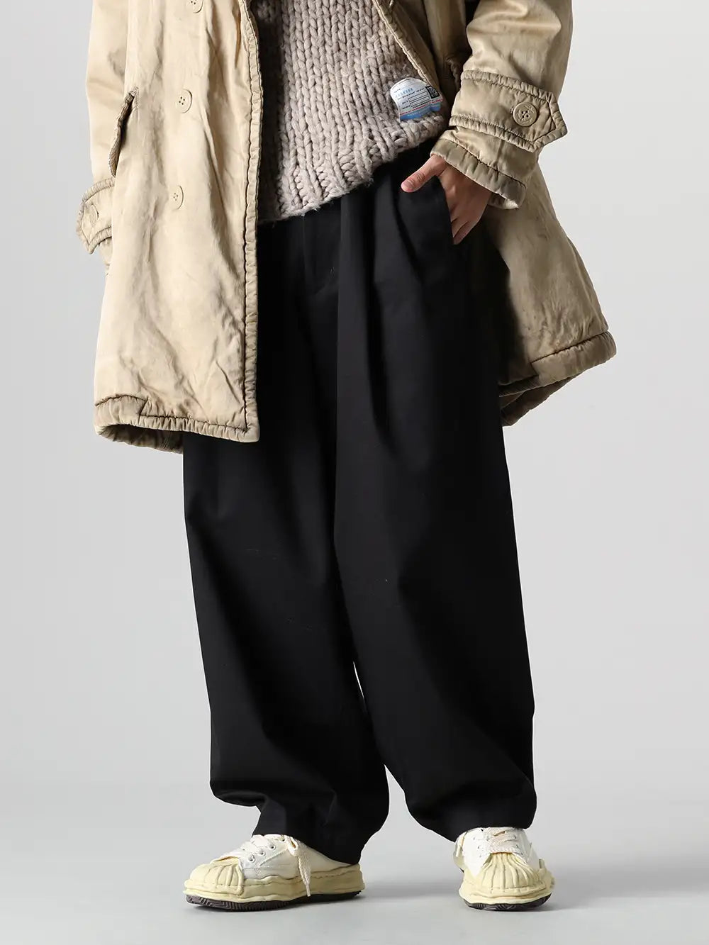 IRENSA - 23-24AW - Select wool and acrylic pullover knit in low gauge for innerwear - B11SW521-Beige - Roving Yarn Pullover Beige  - IH-23FW-P026-IM-Black - VOLUME PANTS WITH LINEN MIX BELT Black - A11FW716-White - BLAKEY Original sole canvas Low-Cut Overdye sneakers White White - 3-002