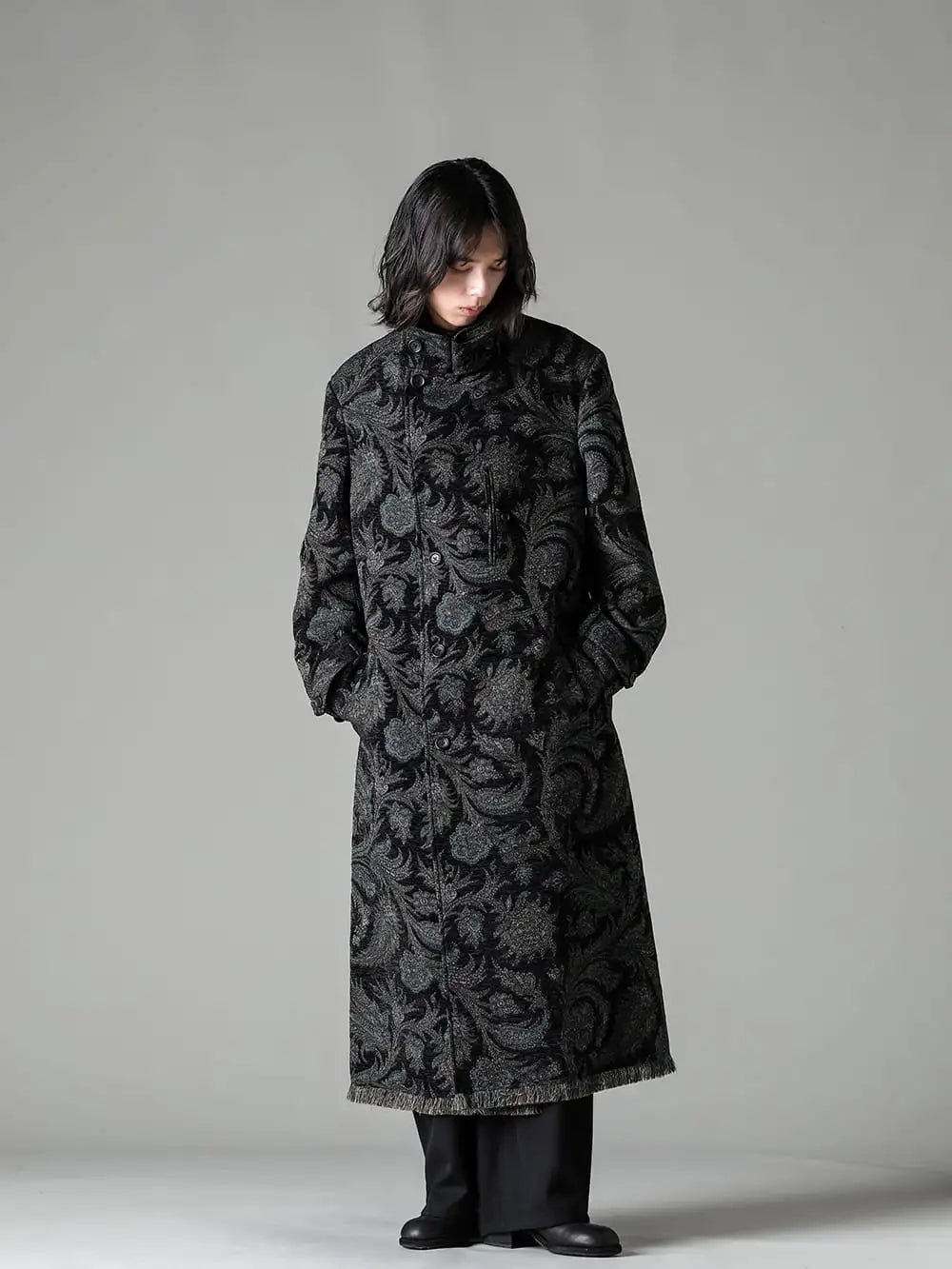 Yohji Yamamoto 23-24AW(秋冬) スタイリング - This season's distinctive style features the impactful coat by gobelin jacquard. Featuring a coat with a huge impact, this season's style is unique. - HJ-C32-901-ゴブラン スタンドカラーコート - MJ-B06-506-ヨークポケット スタンドカラーブラウス - HJ-P08-101-12タックパンツ - HJ-E23-774-ヨウジヤマモト × グイディ フロントジップブーツ 1-001