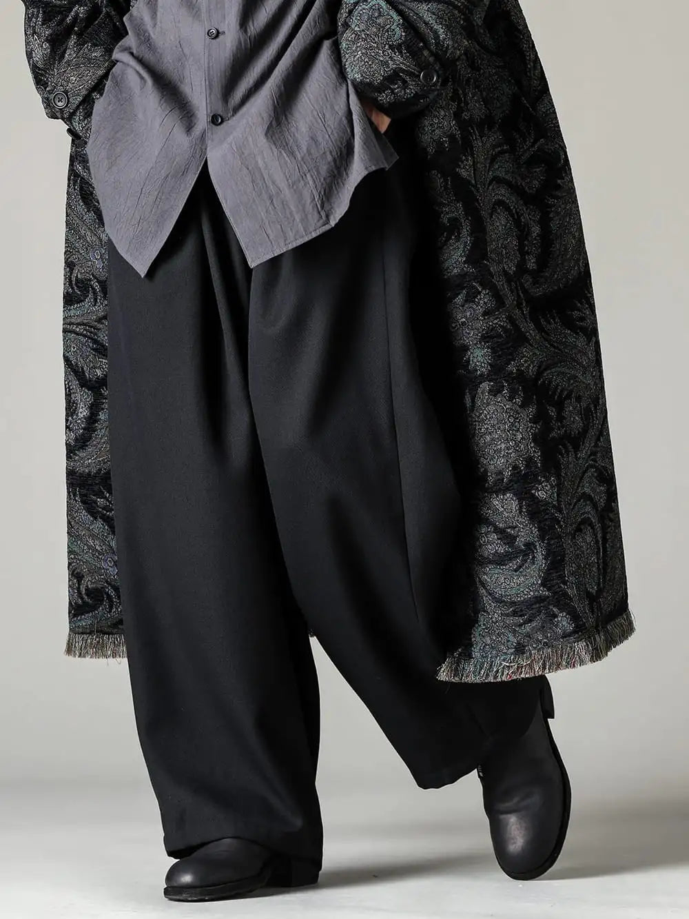 Yohji Yamamoto 23-24AW(秋冬) - Voluminous pants with 12 tucks and clean, classy boots - HJ-P08-101-12タックパンツ - HJ-E23-774-ヨウジヤマモト × グイディ フロントジップブーツ 3-001