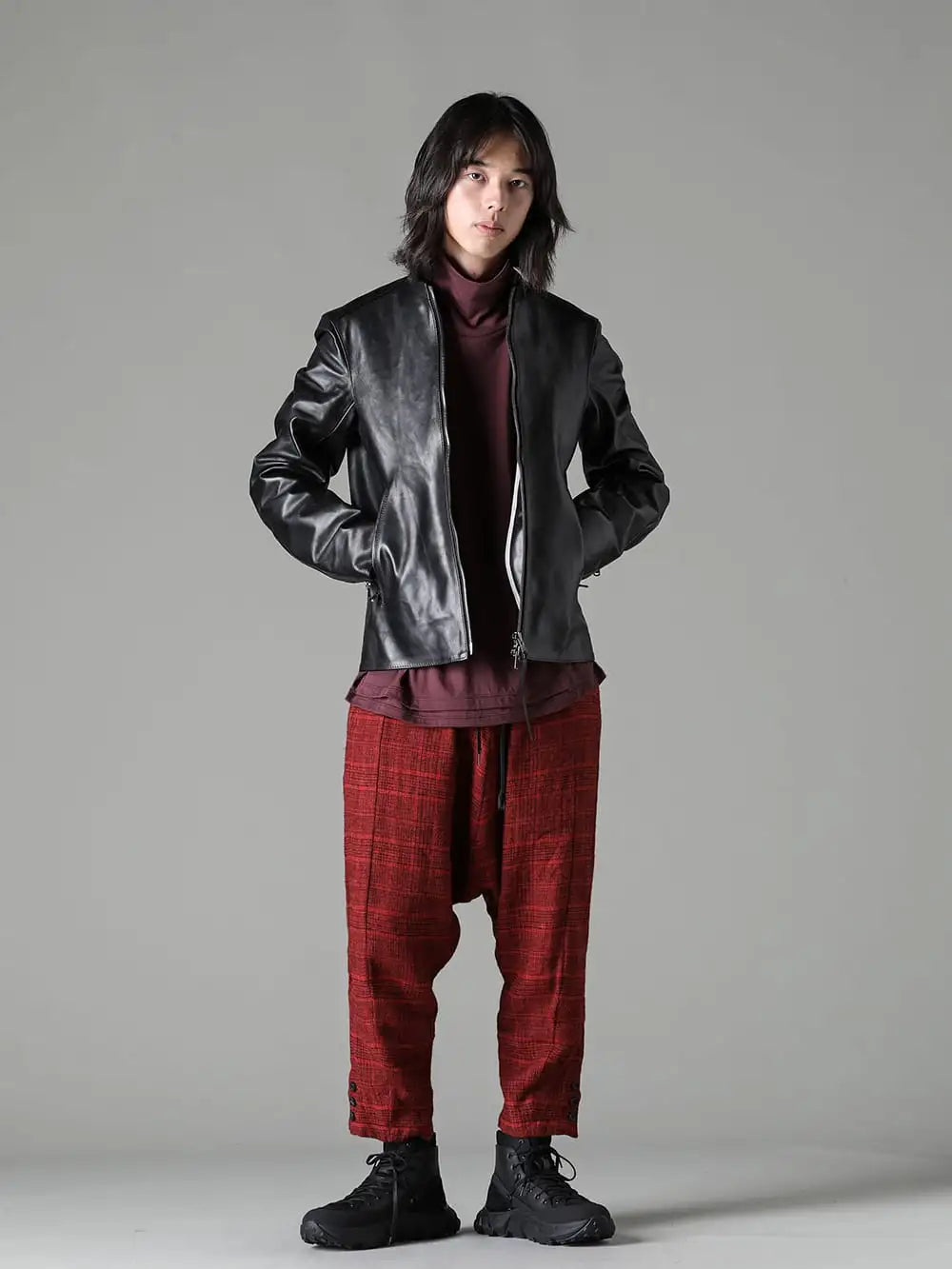 The Viridi-anne 23-24AW スタイリング - Autumn styling with a horse leather jacket and check trousers from The Viridi-anne 23-24AW collection. Styling with TVA's Seasonal Color RED in a Rider's Jacket Look - VI-3622-06 - Horse Leather Jacket - VI-3670-01-Wine - Cotton/Cashmere Turtle-Neck Long Sleeve T Wine - VI-3650-04 - Wool/Linen Chech Drop Crotch Trousers - VI-3686-09-black - Sneakers Black 1-001