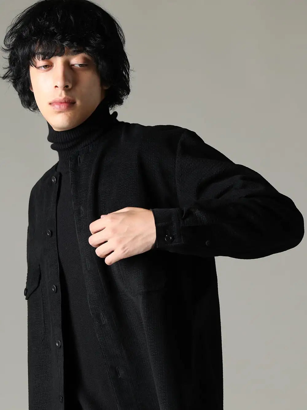 NOUSAN(ノウザン) 23-24AW  - 多機能性と着心地を極めたNOUSANのカラーレスシャツ - collarless-pocket-shirt-A ノーカラー ポケット シャツ コーデュロイ - A - super-fine-wool-sweater スーパー ファイン ウール スウェット タートルネック ブラック 2-003