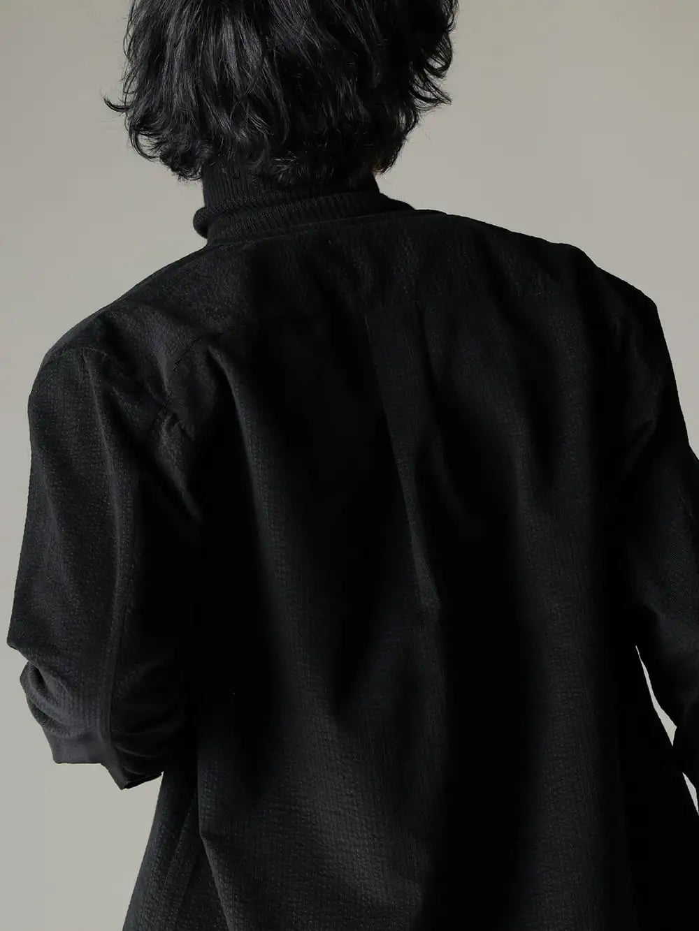 NOUSAN(ノウザン) 23-24AW  - 多機能性と着心地を極めたNOUSANのカラーレスシャツ - collarless-pocket-shirt-A ノーカラー ポケット シャツ コーデュロイ - A - super-fine-wool-sweater スーパー ファイン ウール スウェット タートルネック ブラック 2-005