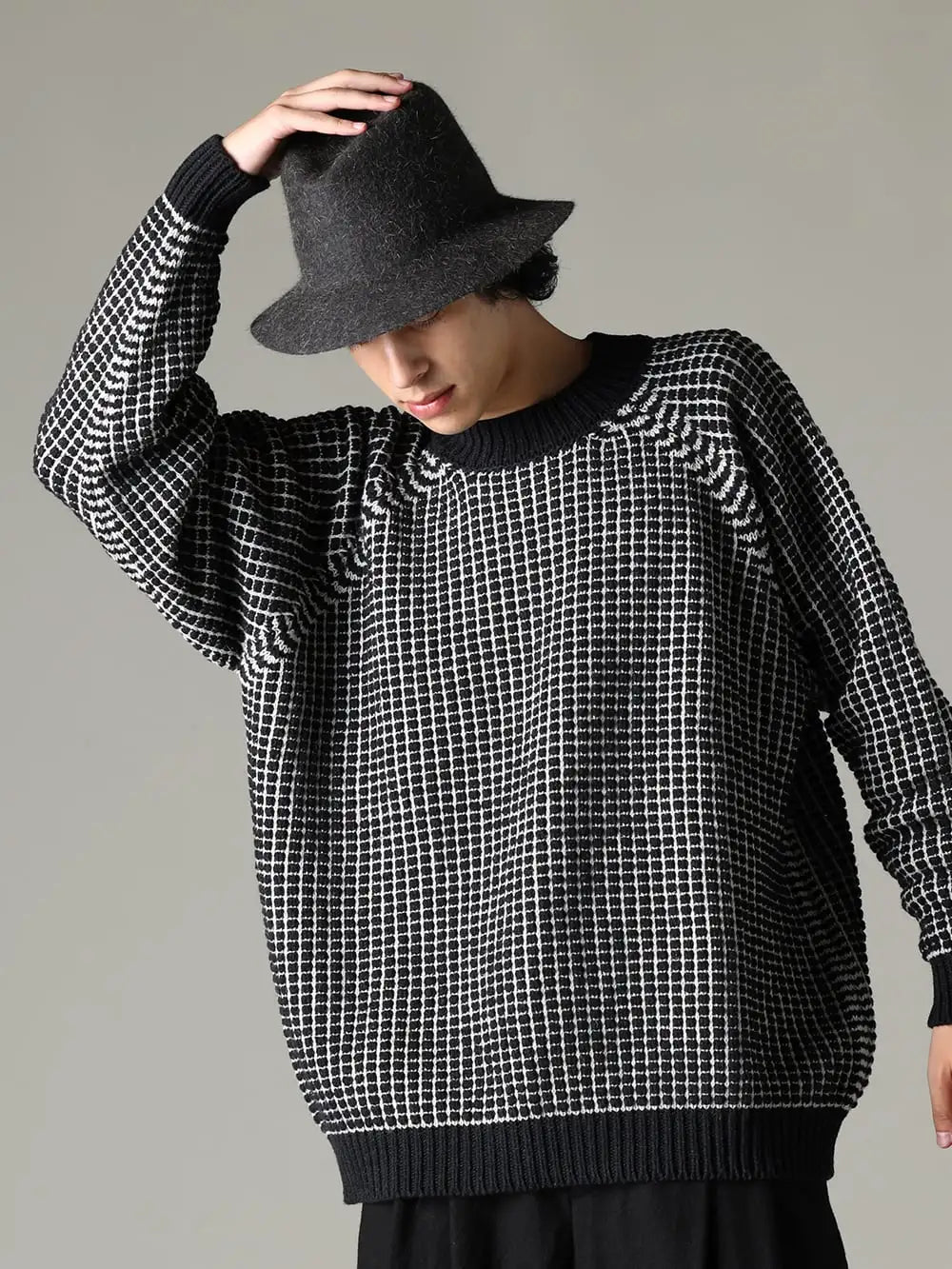 JAN-JAN VAN ESSCHE(ヤンヤンヴァンエシュ) 23-24AW  - 印象的なコントラストとユーザビリティの高さ - HAT#9 ハット#9 ラビットファーフェルト アンスラサイト - KNIT#60 ニット#60 ピッチブラック ナチュラル ラリン 2-001