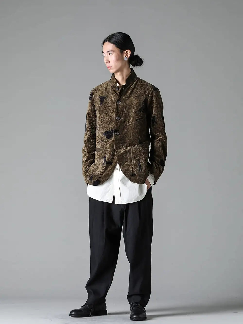 ZIGGY CHEN 23-24AW(秋冬) スタイリング - ZIGGY CHEN - 23-24AWcollection Style #1 - 0M2331118-クラシックシングルブレステッドロングCoat - 0M2330901-Cloud Crowd スタンドカラースリムブレザー - 0M2330508-プリーテッド テーパード トラウザーズ 1-007