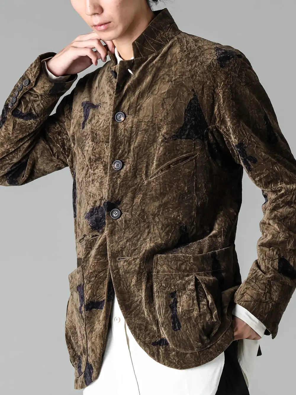 ZIGGY CHEN 23-24AW(秋冬) スタイリング - ZIGGY CHEN - 23-24AWcollection Style #1 - 0M2331118-クラシックシングルブレステッドロングCoat - 0M2330901-Cloud Crowd スタンドカラースリムブレザー - 0M2330508-プリーテッド テーパード トラウザーズ 1-009