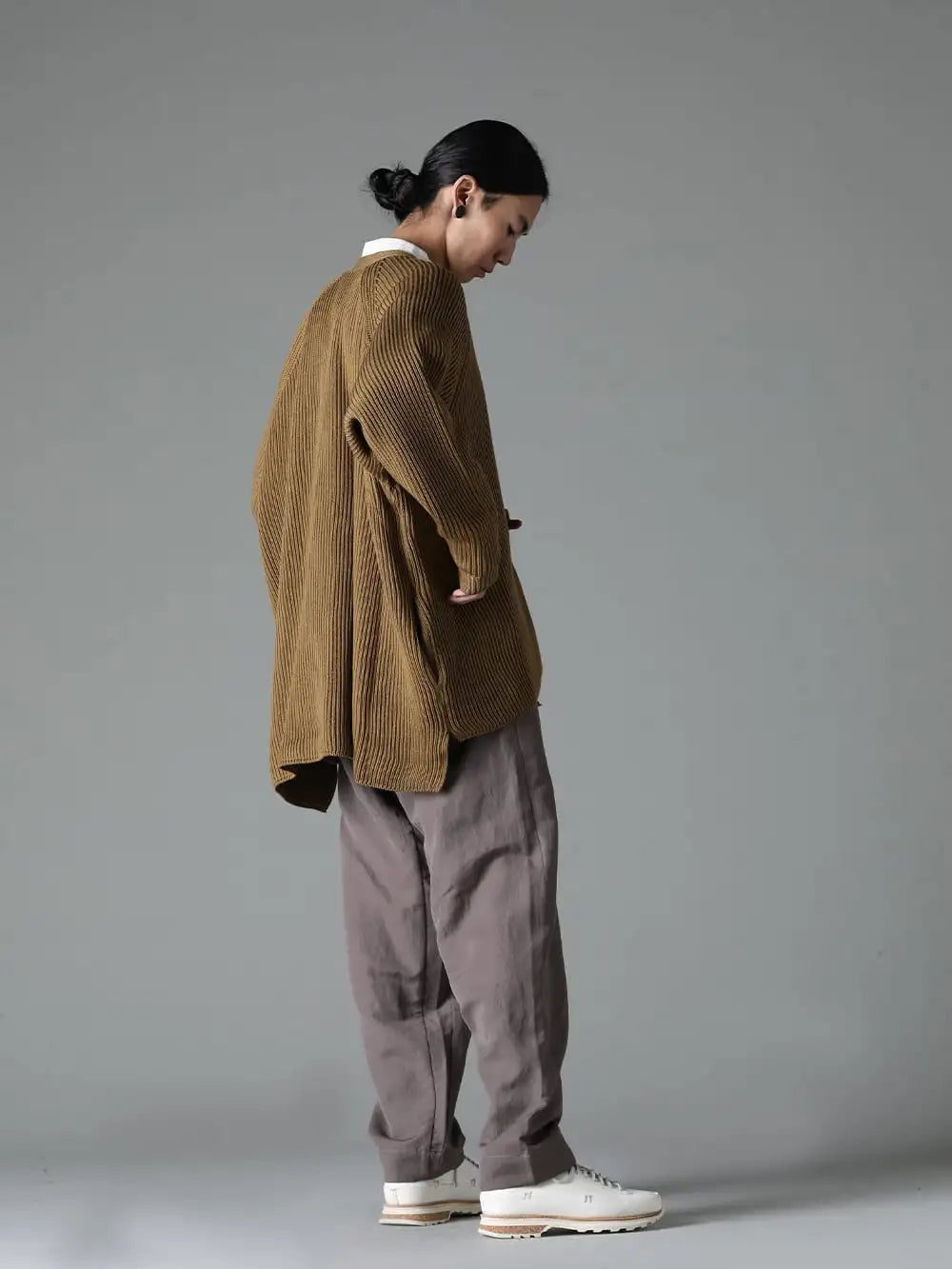 O project 23-24AW Collection styling - O project’s Knit Cardigan That Captures the Essence of Autumn - O16KN2-Moss-Green - KNITTED CARDIGAN Moss Green - O16SRT1-WCC - BASIC SHIRT Wrinkled Cotton Cloth Kinari - TROUSERS#68 - TROUSERS#68 Dove Wool Linen Twill - Lugged-Runner - FEIT Lugged Runner 1-003