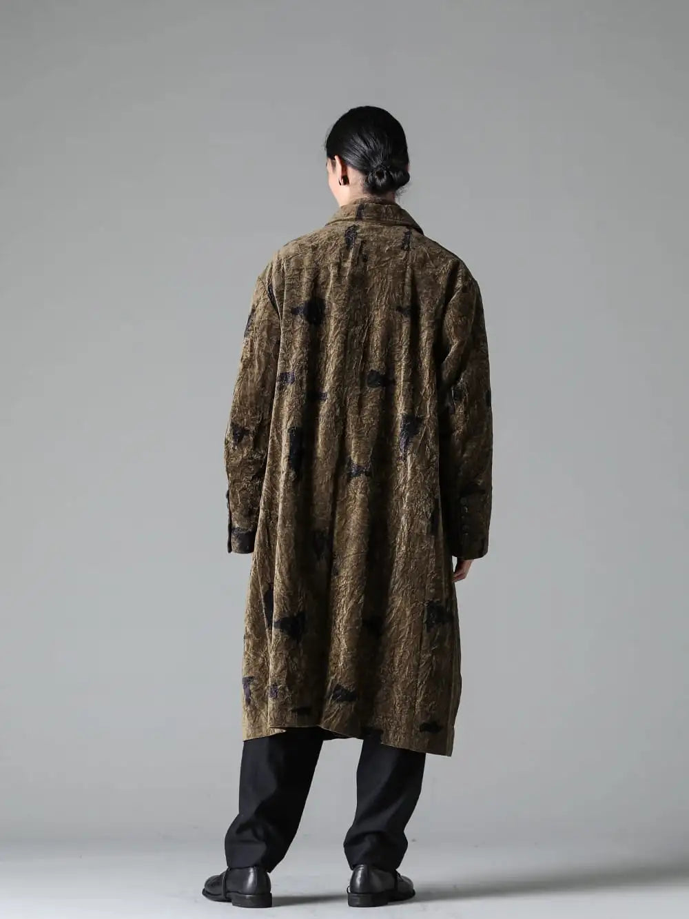 ZIGGY CHEN 23-24AW(秋冬) スタイリング - Cloud Crowdグラフィックアイテムを主役とした秋冬のレイヤードスタイル - 0M2331118-クラシックシングルブレステッドロングコート - 0M2330901-Cloud Crowd スタンドカラースリムブレザー - 23C- CLS Mk03 -CSN-CLS - Mk03-レギュラーカラー ファインステッチ シャツ CLS - Mk03 - 0M2330508-プリーテッド テーパード トラウザーズ - 992x-black-guidi-クラシック ダービーシューズ レースアップ シングルソール - ホース フルグレイン - 992X ブラック 1-003