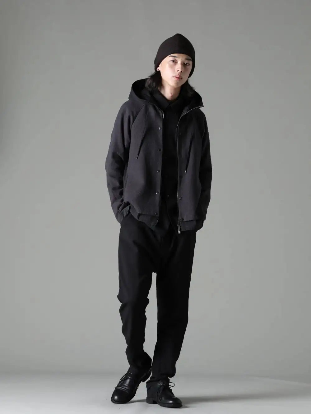 DEVOA(デヴォア) GUIDI(グイディ) 23-24AW(秋冬) スタイリング - 秋本番の気温に適したアイテムを使って少し品よくまとめたスタイリング - JKK-SHAH フーディー ジャケット シルク / リネン SHE-DCSR-Black シャツ 170/2 スビン コットン ブラック TK-KC17-Chocolate ニットキャップ コットン / カシミア チョコレート PTA-WVZA スリム パンツ ウール / ビスコース  クラシック ダービーシューズ レースアップ シングルソール - ホース フルグレイン - 992X ブラック  1-001