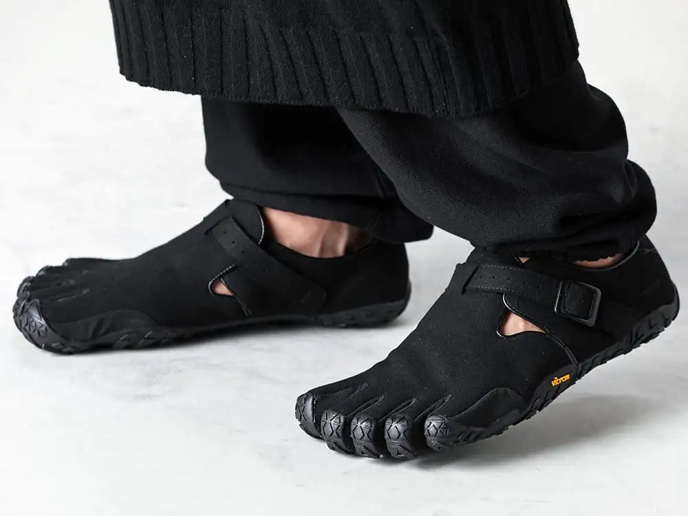 TAKAHIROMIYASHITATheSoloist 23-24AW - Unique text graphic and 5 fingers - soc.0018 - Jogger pants (media is not go⨂d. type 2) - sf.0005AW23 - VFF Suicoke soloist one strap 3-004