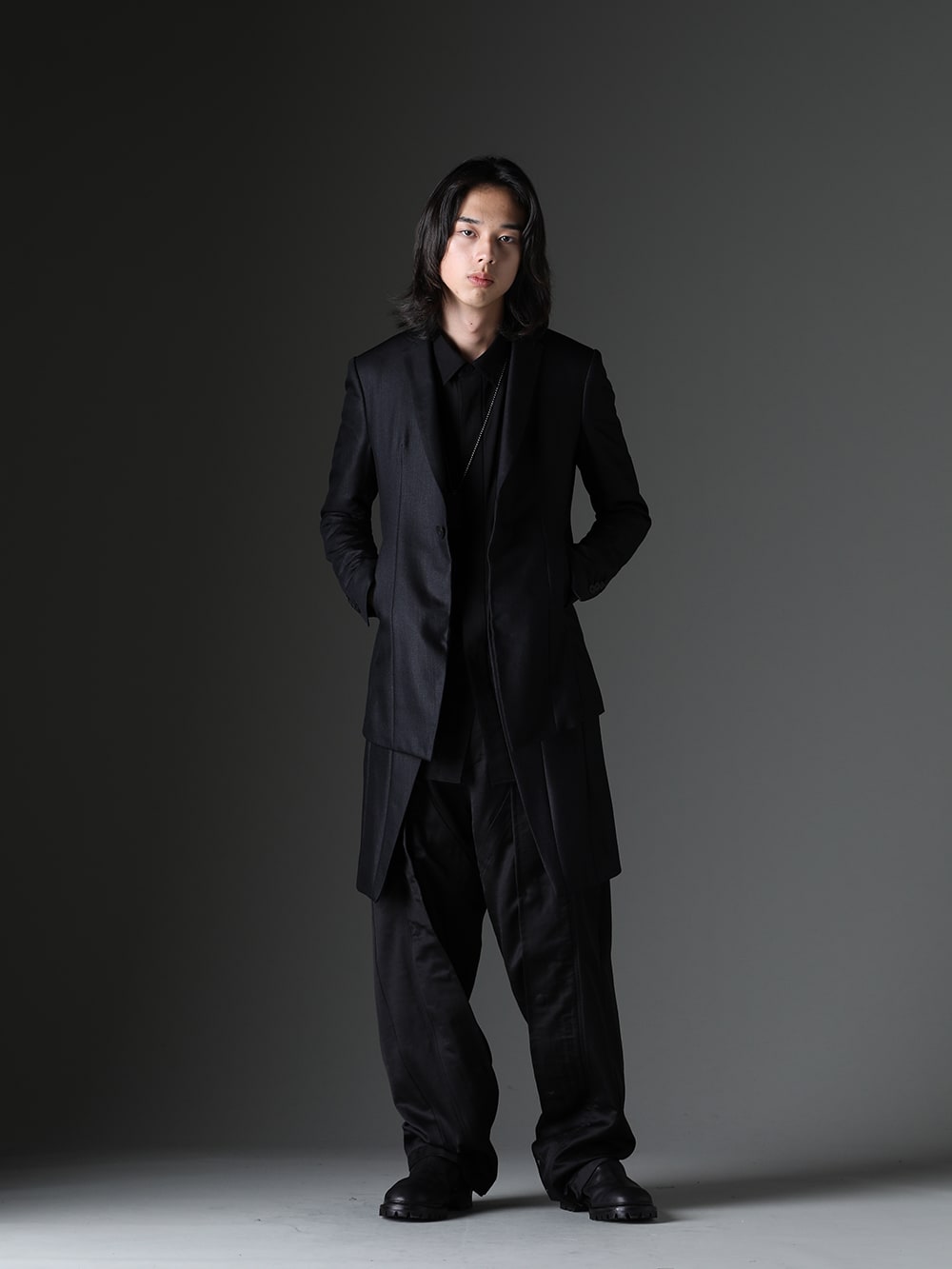 JULIUS 2023-24AW Styling - Tailored jacket with two-way length - 839JAM1-S (Tailored jacket with waist part) 839SHM2-Black (Regular collar shirt, black) 839ACU3-Silver (Dog tag necklace, silver) 837PAM2 (Cupra/wool Satin Wide Pants) 839FWM1(Leather Boots) - 1-001