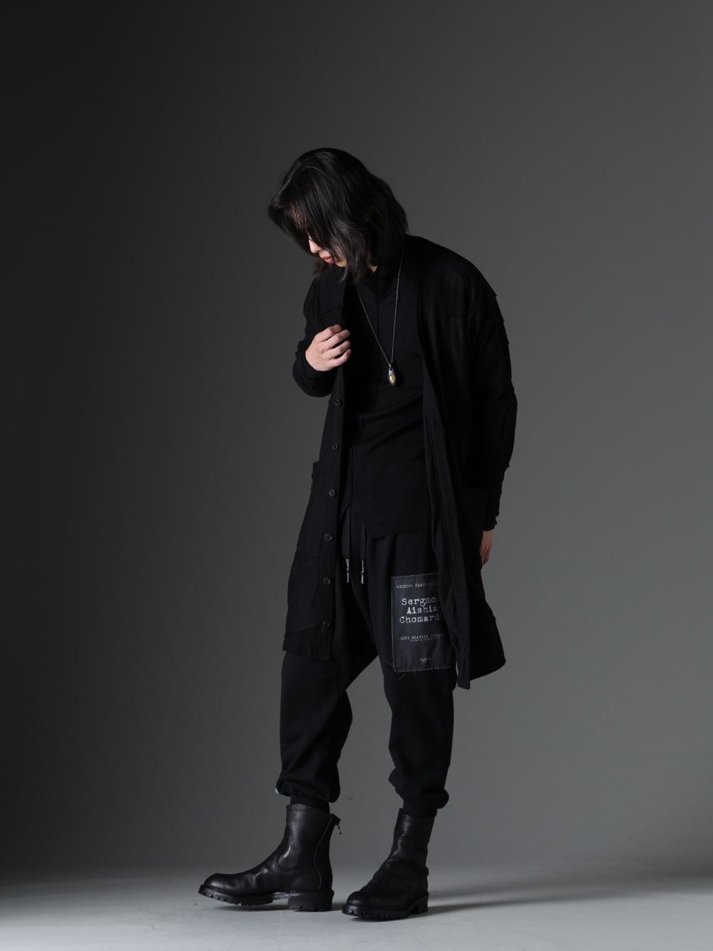 nude:masahiko maruyama / JULIUS / Parts of Four 2023-24AW スタイリング - The black style of autumn is appealing with its material feel. - NU-1714(Long Cardigan) 837KNM1(Wool Viscose High Neck Knit) R-909-KA-RQ(Chrysalis Necklace Cremaster Emergence, Rutilated Quartz KA+RQ) DS-247(Drop Crotch Sweat Pants w/Printed Patches) 839FWM1(Leather Boots) - 1-003