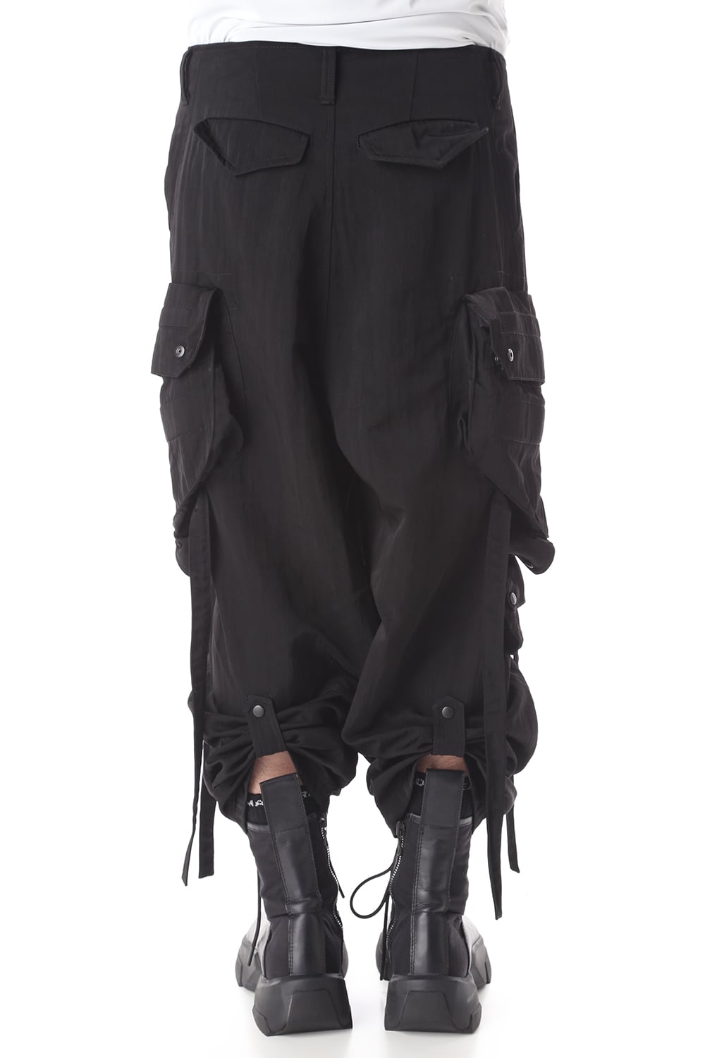 Julius 10fw goth_ik Gasmask Cargo Pants | sunvieweyewear.com