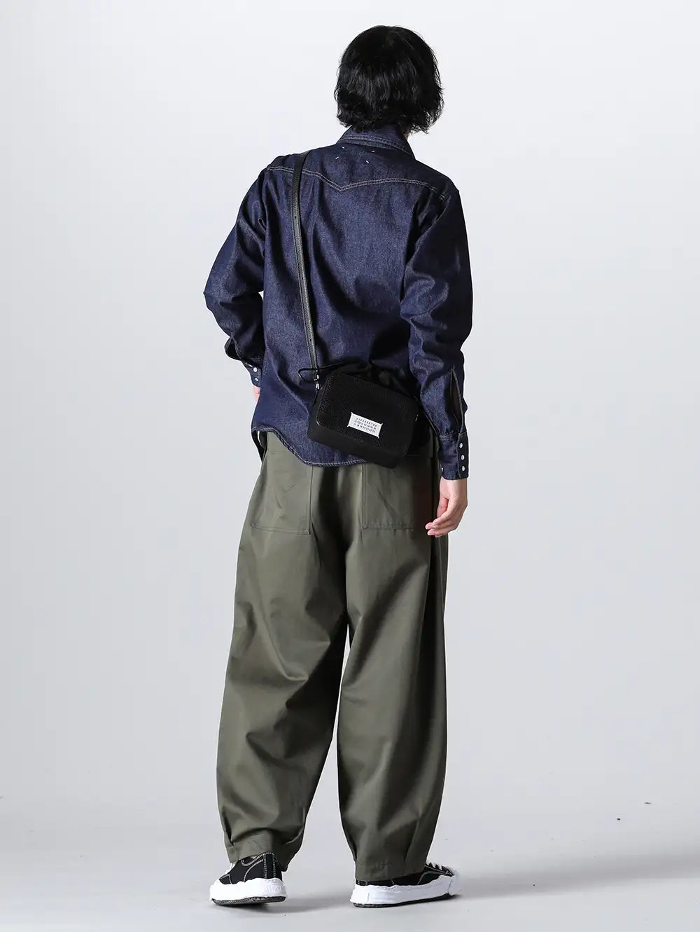 Maison Margiela  x IRENISA   2324AW Styling - Recommended for the Autumn Season of Outings! Basic Styling with Denim Shirt and Wide Pants! -S50DL0522 Denim shirt - SB1WG0018 5AC Camera Bag Medium - IH-23FW-P026-IM-Olive VOLUME PANTS WITH LINEN MIX BELT Olive 1-002