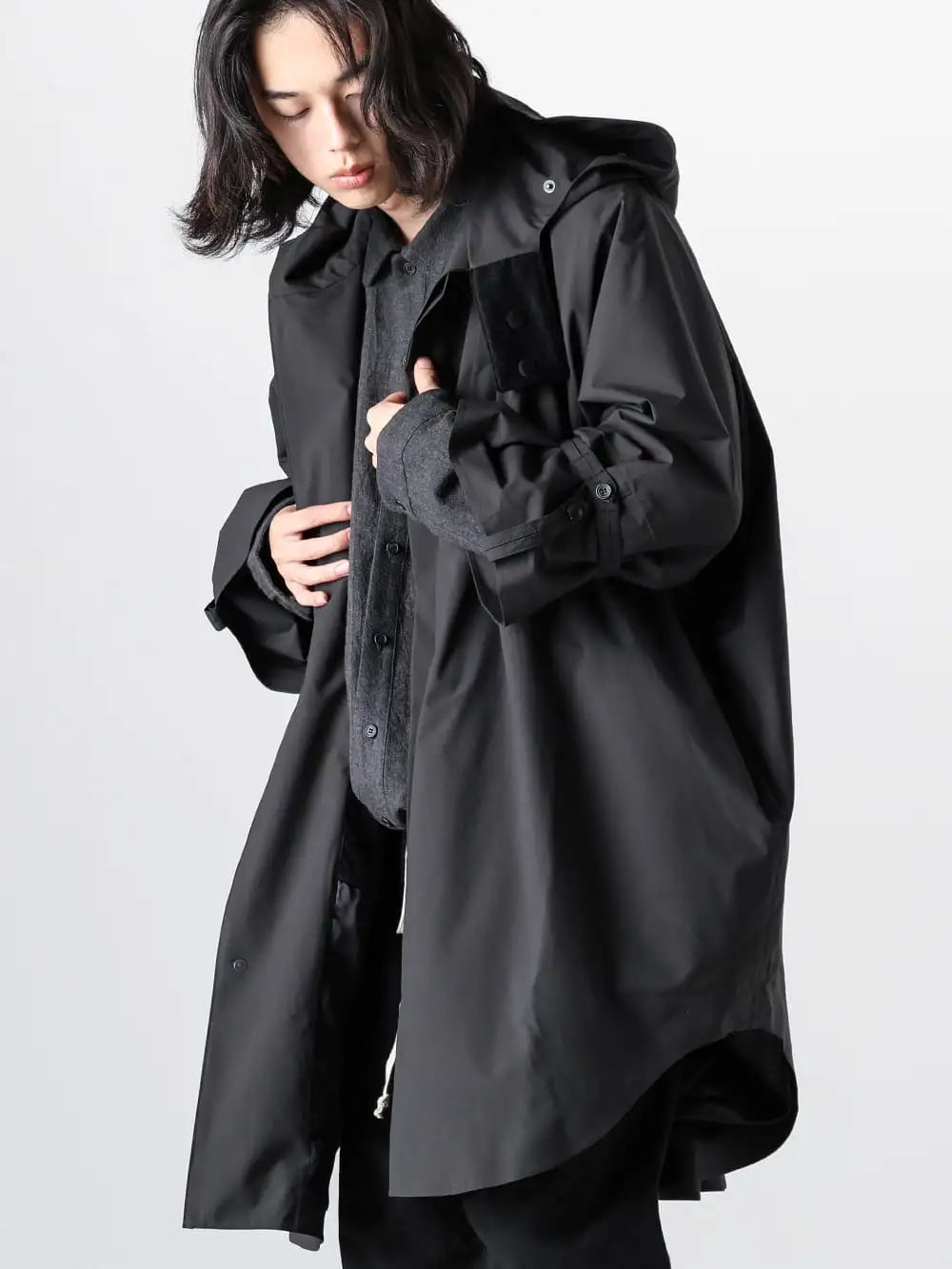 O project - 23-24AW Collection - Raincho, made of SLW material, boasts a surprisingly light weight that is at odds with its bold volume of fabric. - Raincho-Unisex-SuperLightweight-Black - Raincho Unisex Super Lightweight Black - O16SRT2-BC-Warm Anthracite - Bomber Shirt Boiled Cloth Warm Anthracite - O16TR4-Black - Jogging Trousers Wool Cotton Linen Sheeting Black2-002