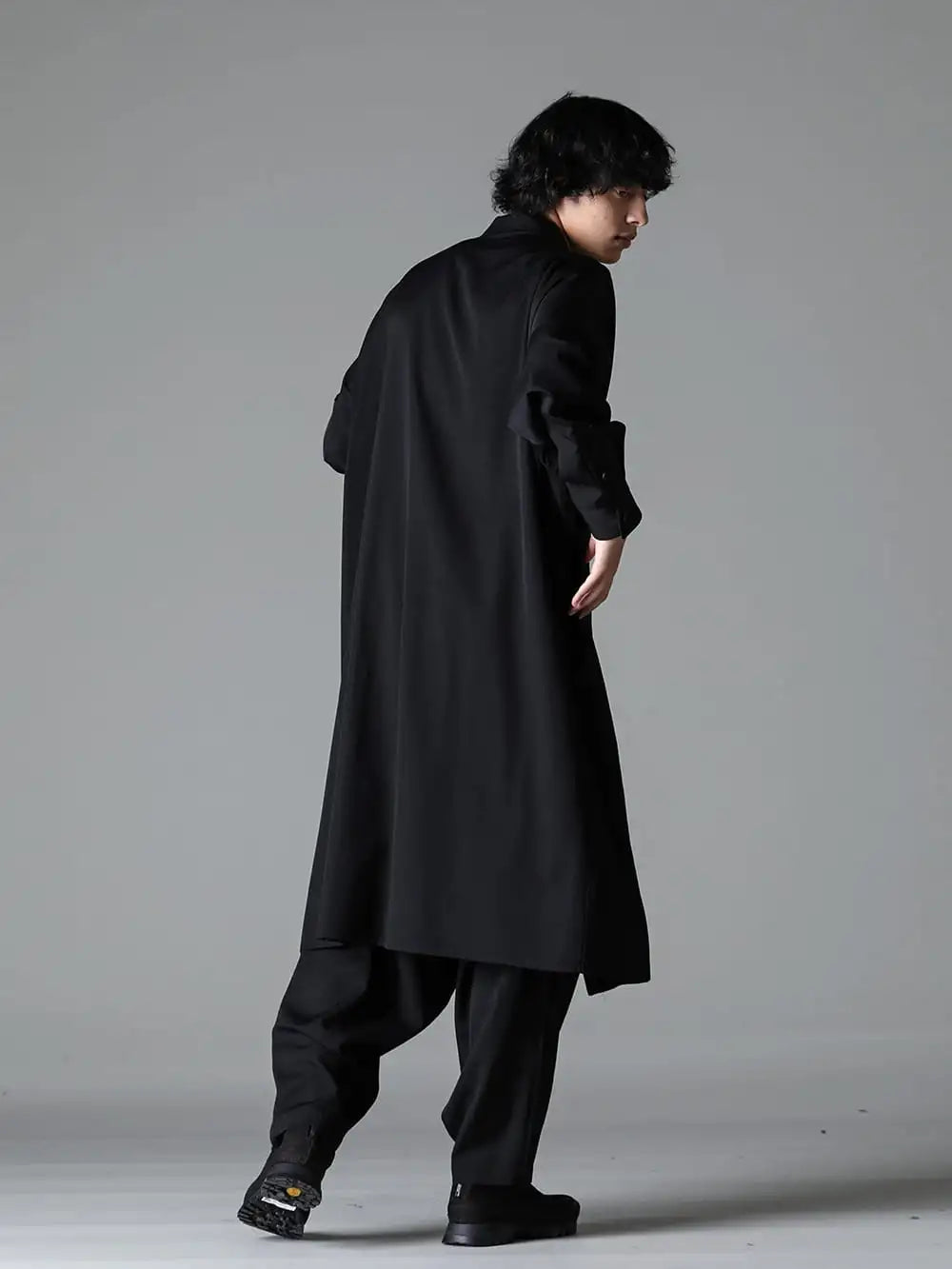 Yohji Yamamoto - ヨウジヤマモト 23-24AW スタイリング - F納期アイテムを組み合わせたオールギャバジンのブラックスタイル - HJ-B01-100 - スタンドカラーロングブラウス - hj-p22-100 - サイドガセットドレープパンツ - HJ-E21-772 - ヨウジヤマモト × グイディ ヴィブラムソール バックサイドジップブーツ 1-003