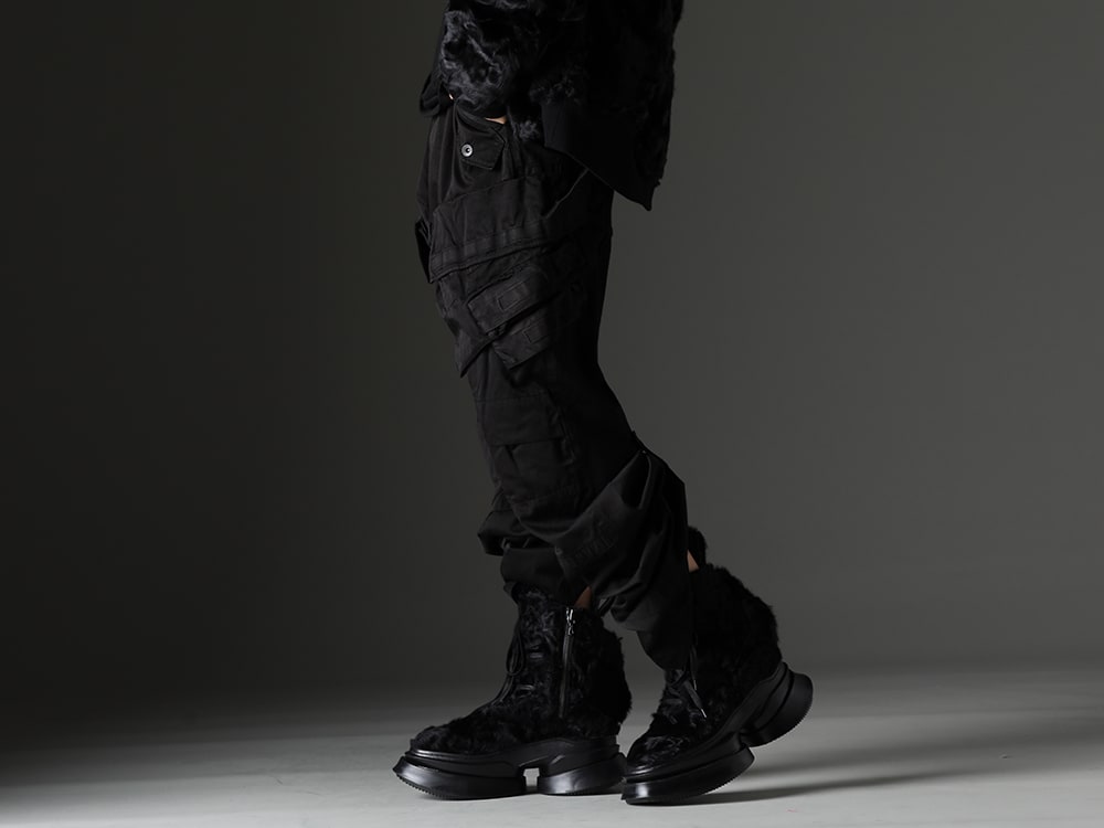 JULIUS 2023-24AW - Newly designed cargo pants with adjustable length - 837PAM12-Black (Military Cargo Wide Pants Black) 837FWM1-F (lamb hair shell boots) - 3-005