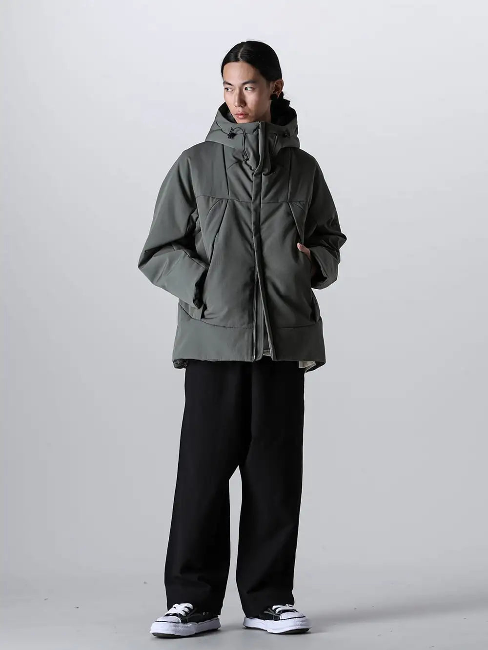 LANTERN 23-24AW Styling - Photo details(Overall Styling details) A Hooded Blouson Coordinate Featuring the Trendy Olive Green Hue 「Foliage」! - MNA-LAN-06-Foliage - Heating Hooded Blouson Foliage - O16TR4-Black - JOGGING TROUSERS Wool Cotton Linen Shirting Black - A11FW704-Black - PETERSON 23 Leather Low Cut Sneakers Black Black 1-001