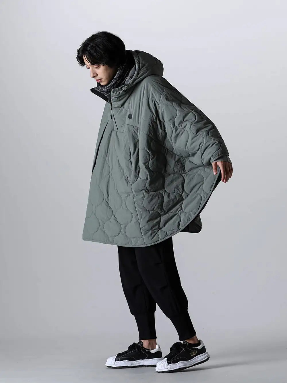 LANTERN - ランタン 23-24AW スタイリング - LANTERN - ランタン 23-24AW コレクションからニューカラーフォリッジをピックアップ！ - MNA-LAN-PO01-Foliage - ヒーティング ポンチョ フォリッジ - RB-542-Black - バルーンジャージー ブラック - A06FW702-black-classic - ブレイキー オリジナルソール レザー ローカット スニーカー Black 1-002