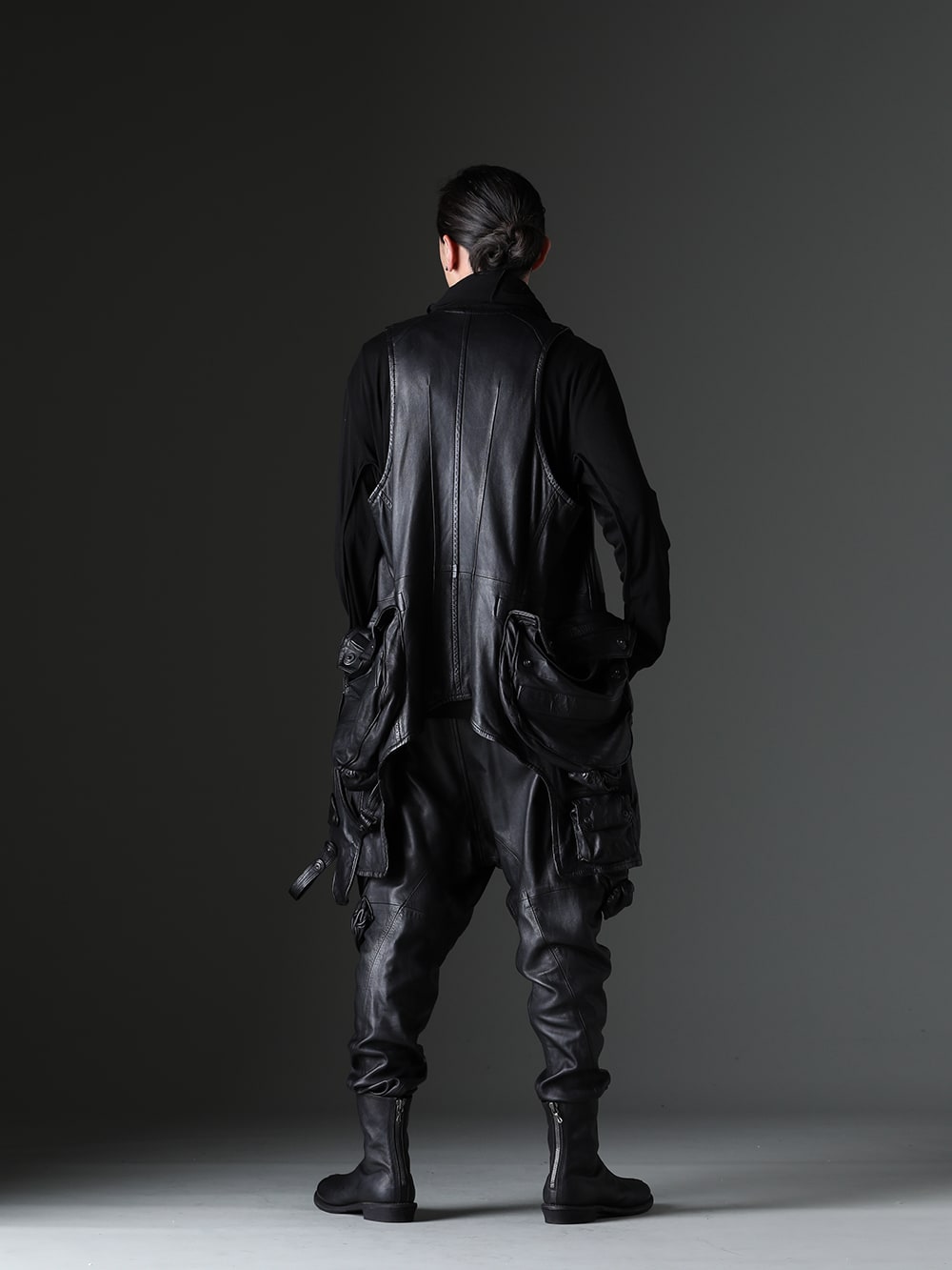 JULIUS 2023-24AW Styling - JULIUS classic gas mask cargo pants - 839VEM1(Gas Mask Lamb Leather Vest) 839CUM3-Black(Cowl Neck Long sleeve Cutsewn Black) 839PAM5(Lamb Leather Gas Mask Cargo Pants) 819FWM1(Cow Leather Zip Seamed Boots) - 1-002