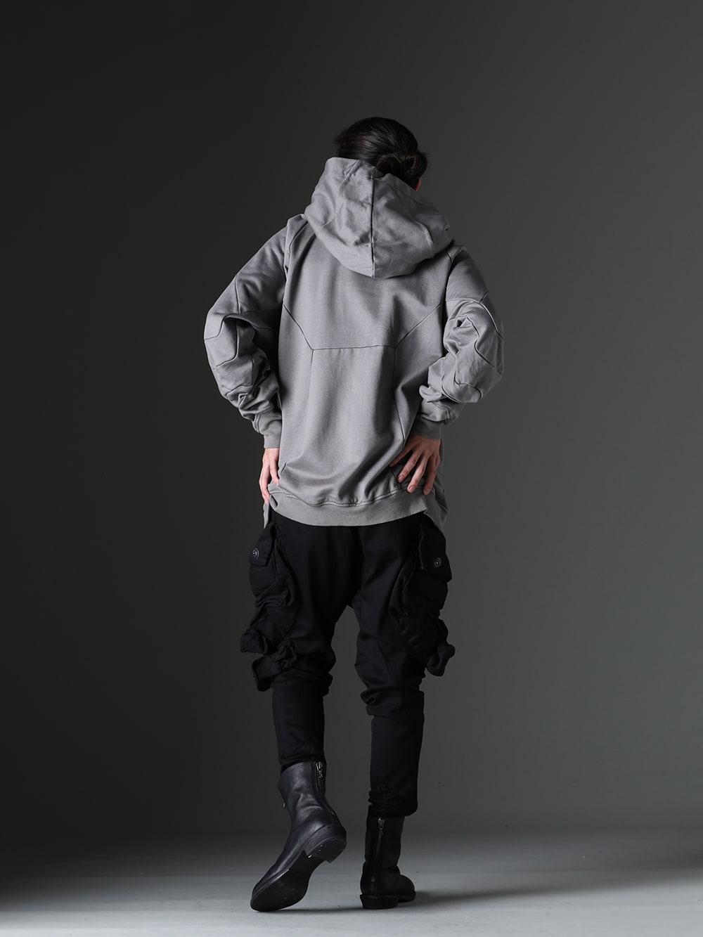 JULIUS 2023-24AW Styling - JULIUS classic gas mask cargo pants - 837CUM1-Gray(Coated Sweat Seamed Hoodie Gray) 839PAM3-BK(10.5oz Stretch Denim Gas Mask Cargo Pants) 819FWM1(Cow Leather Zip Seamed Boots) - 1-008