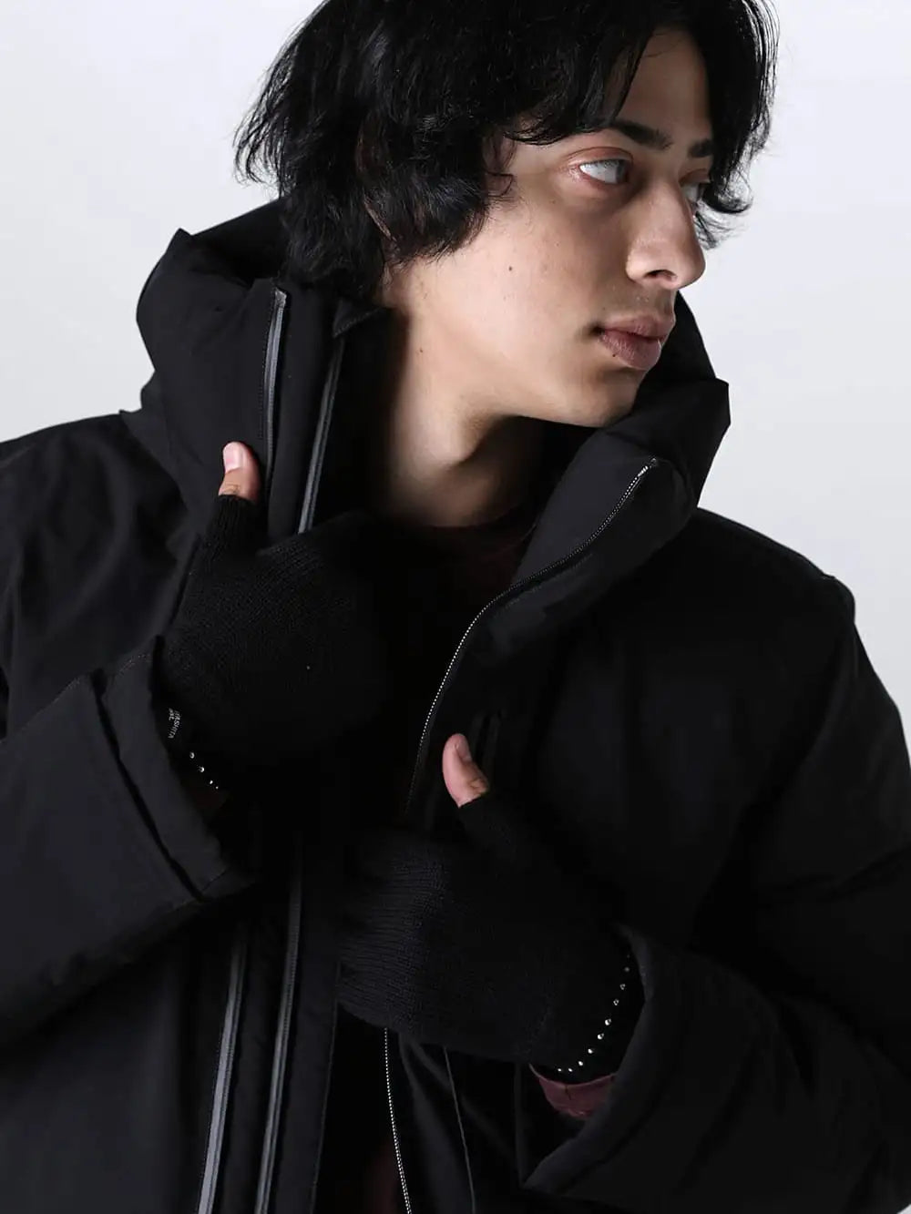 TAKAHIROMIYASHITATheSoloist. - タカヒロミヤシタ ザソロイスト 23AW スタイリング - 見出し1 - sa.0084AW23-フィンガーレス グローブ ブラック - VI-FR-003-06-FASCINATE_THE R 別注ダウンジャケット 1-004