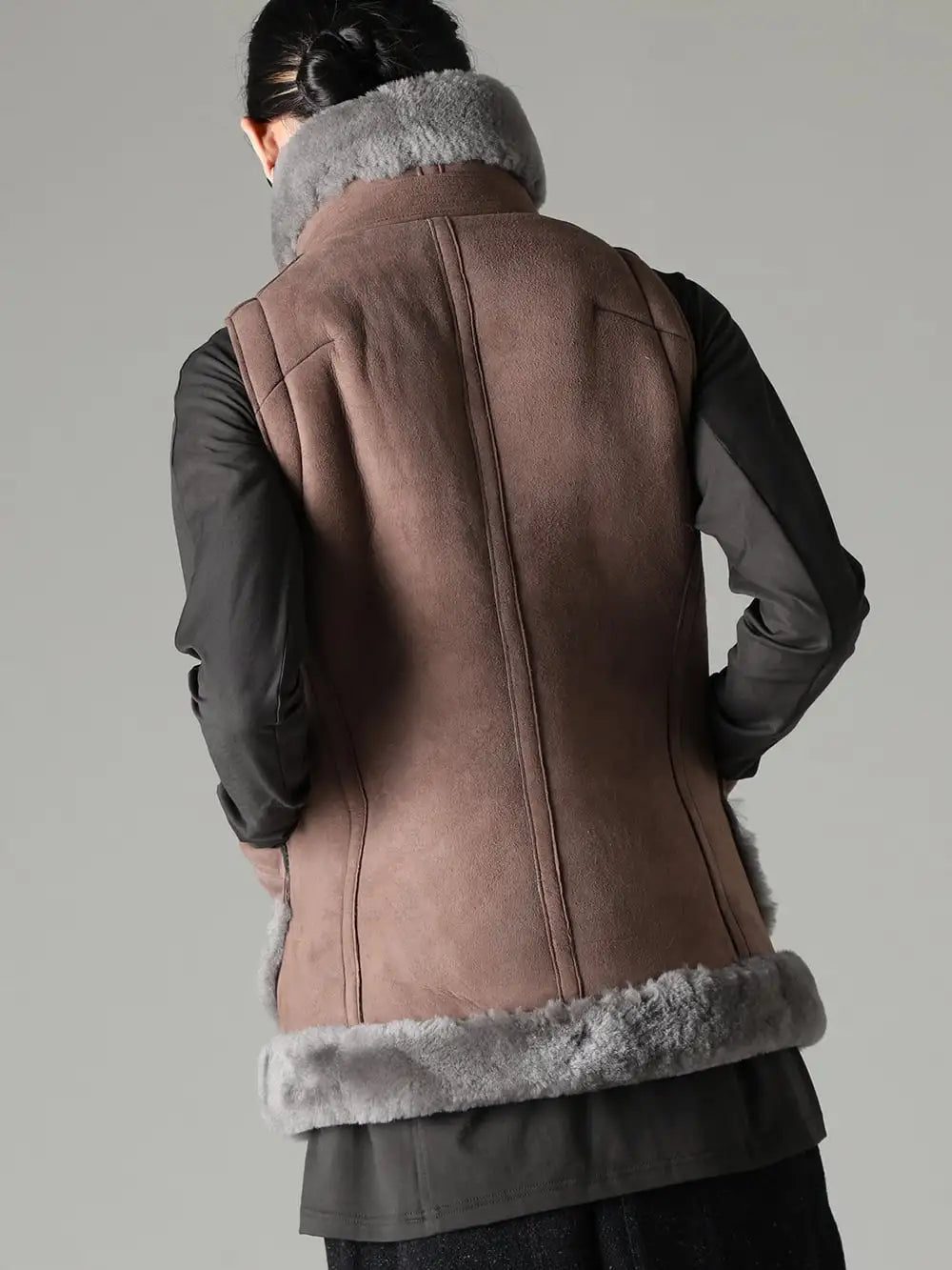 DEVOA 23-24AW - The vest is also comfortable when used as outerwear. -  LEE-GLMV-Warm Gray High neck vest Sheepskin worm gray CSC-HDC3-Dark Chocolate Long Sleeve Soft Jersey Dark Chocolate 3-003