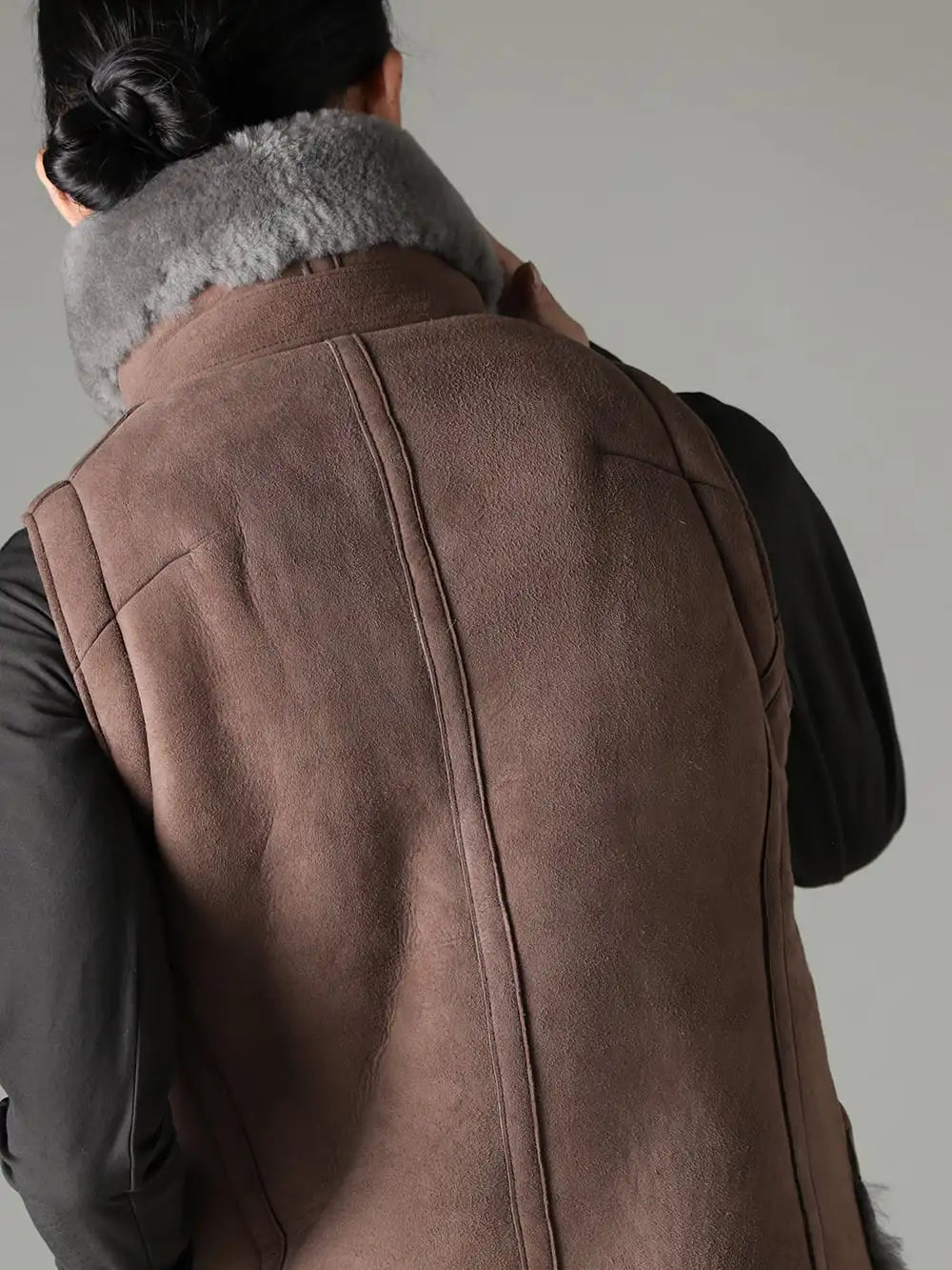 DEVOA 23-24AW - The vest is also comfortable when used as outerwear. -  LEE-GLMV-Warm Gray High neck vest Sheepskin worm gray CSC-HDC3-Dark Chocolate Long Sleeve Soft Jersey Dark Chocolate 3-005