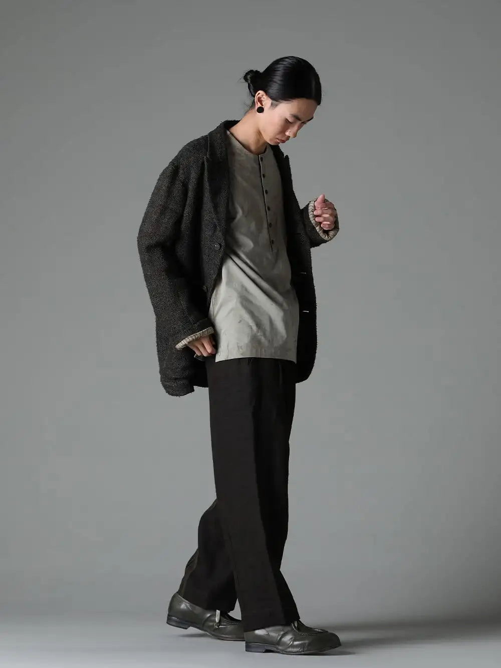 ZIGGY CHEN 23-24AW  スタイリング - 季節の変わり目に適した麻素材の秋ジャケットスタイル - 0M2330902 - シングルブレステッドブレザーウィズスカラープリント - 0M2330205 - クラシックロングスリーブTシャツ - 0M2330504 - フロントプリーツハーフドローストリングトラウザーズ   -  0M2333001 - モカシンダービー バッファローレザー 1-002