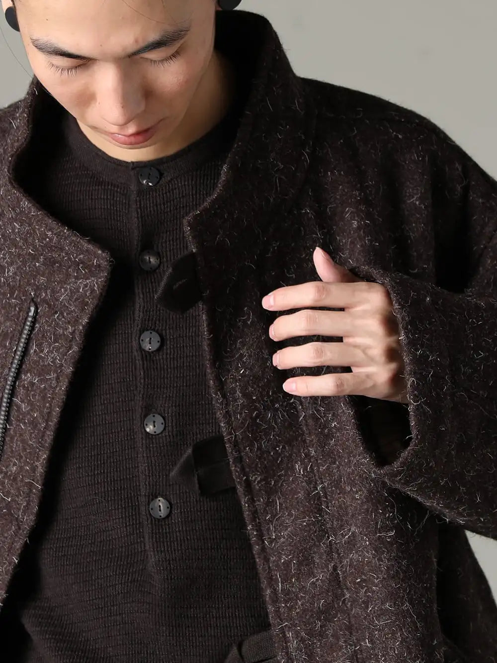 ZIGGY CHEN DEVOA 23-24AW  - Balancing Military Imagery with a Short Coat - 0M2330905 Funnel Neck Short Coat KTS-CCTL-Chocolate Knit long sleeve cotton / cashmere Chocolate 2-007