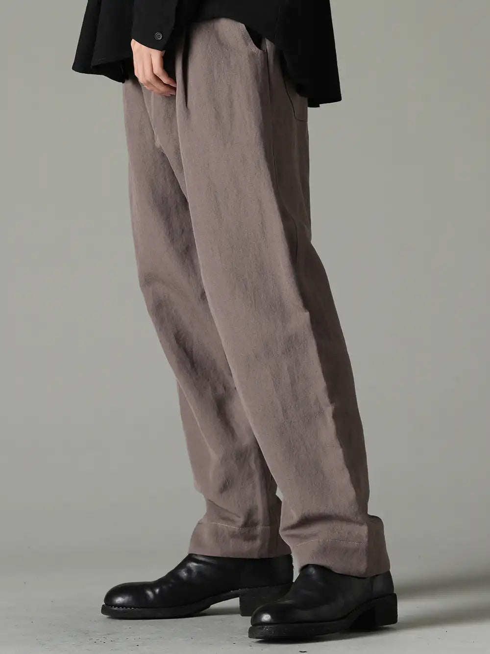 ZIGGY CHEN 23-24AW - Emphasizing Silhouette Beauty through Simplicity - TROUSERS#68 TROUSERS#68 Dove Wool Linen Twill - 788ZX - Back Zip Boots Double Sole Wide Model  - Horse Full Grain Leather 3-002