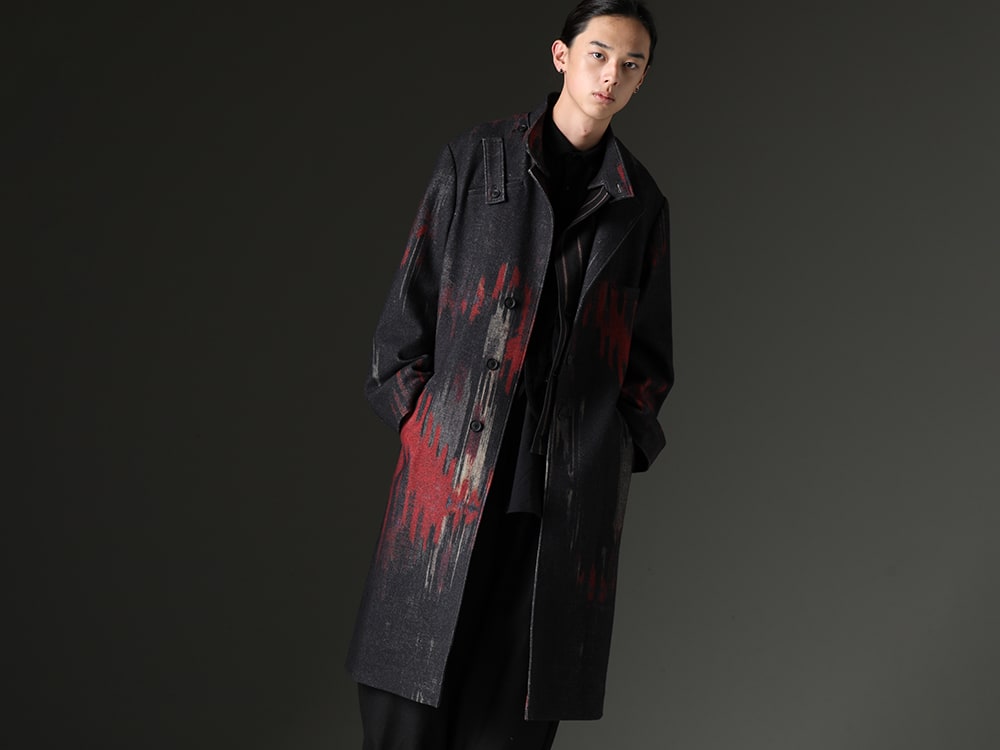 ヨウジヤマモト / クラシカ 2023-24AW - ランウェイの初めを飾るLOOK1で使用された総柄コート - HJ-C28-802(ダブルレイヤード プリントスタンドカラーコート) 23C-VST-064-REVOLT(モダン ウエスト コート REVOLT) 23c-SH039-ST-SH039-ST(ショートカラーオーバーサイズシャツ SH039 ST ver.) - 2-001