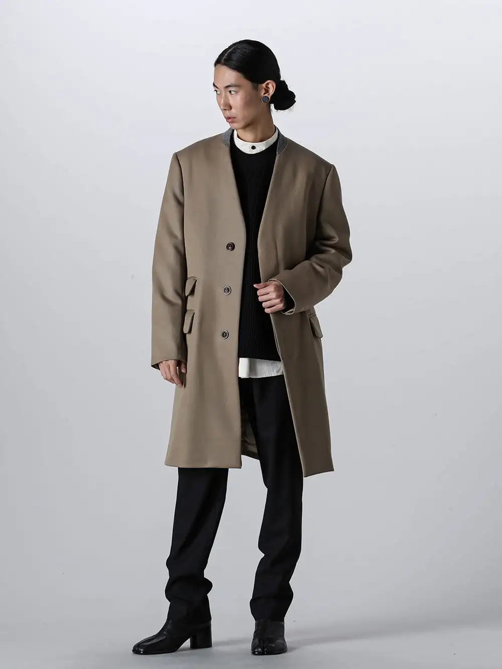 Maison Margiela 23-24AW styling - Standard beige no-collar coat - Winter Coordination with No-Collar Coat - SI1AA0001 - No Collar Chester Coat Wool Cavalry- O16KN1-Black - KNITTED CREWNECK Black - O16SRT1-WCC - BASIC SHIRT Wrinkled Cotton Cloth Kinari - S50KA0530 - Drawstring Pants - S57WU0132 - Tabi Ankle Boots 6cm 1-001