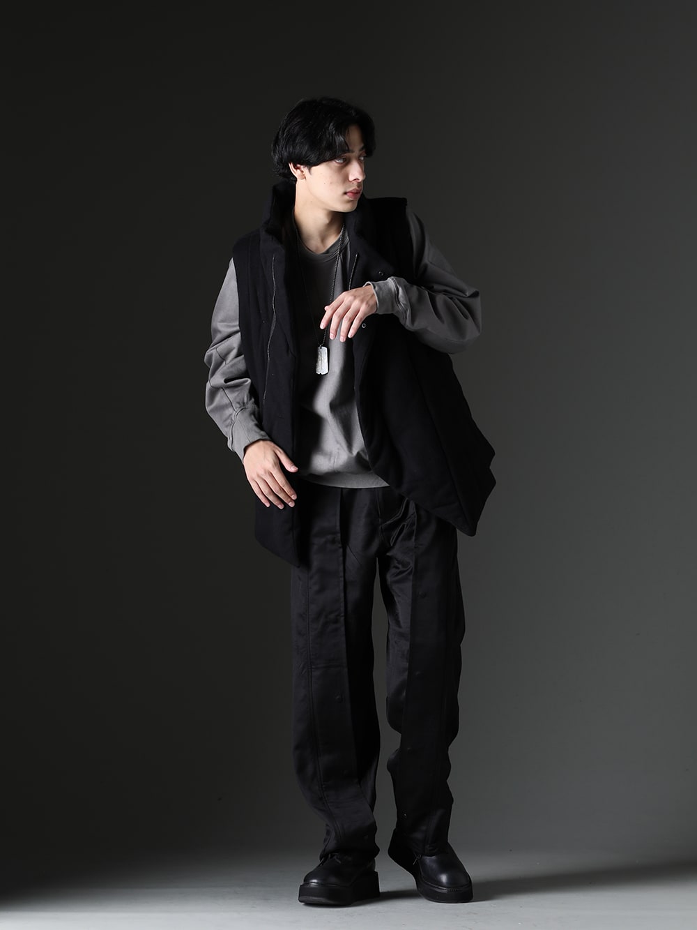 JULIUS 2023-24AW STYLING - High neck vest with bold seam design - A Staple Item Commonly Used in Contemporary Fashion - 847VEM1(Alpaca / Cashmere / Cotton Beaver Down Vest) 837CUM2-Gray(Coated Sweat Seamed Pullover Gray) 839ACU3-Silver(Dog Tag Necklace Silver) 837PAM2(Cupro/Wool Satin Wide Pants) 827FWM1(Cow Skin Lace Up Boots) - 1-001